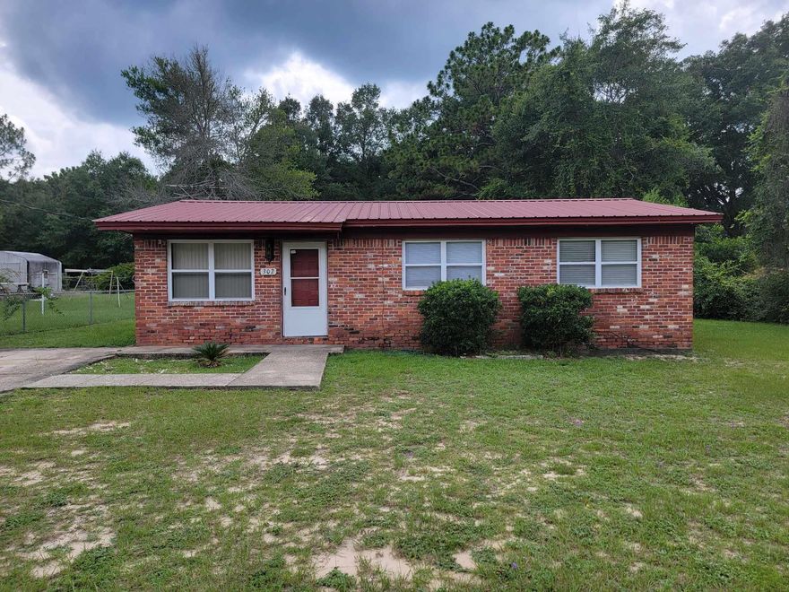 Move in ready! This cozy residence offers a comfortable living space and is located in central Crestview.