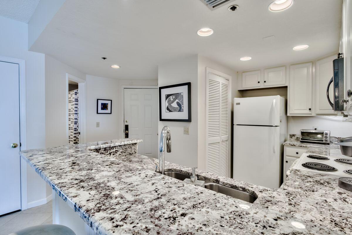 PLAYERS CLUB ON THE BAY - Residential