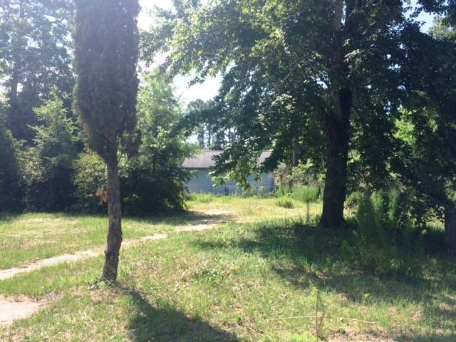 Cul-de-sac lot in centrally located Bayshore Villas. This mobile home community in the heart of Niceville. Close to Eglin AFB and just minutes from the beaches. Perfect for an investor or first-time home buyer.
