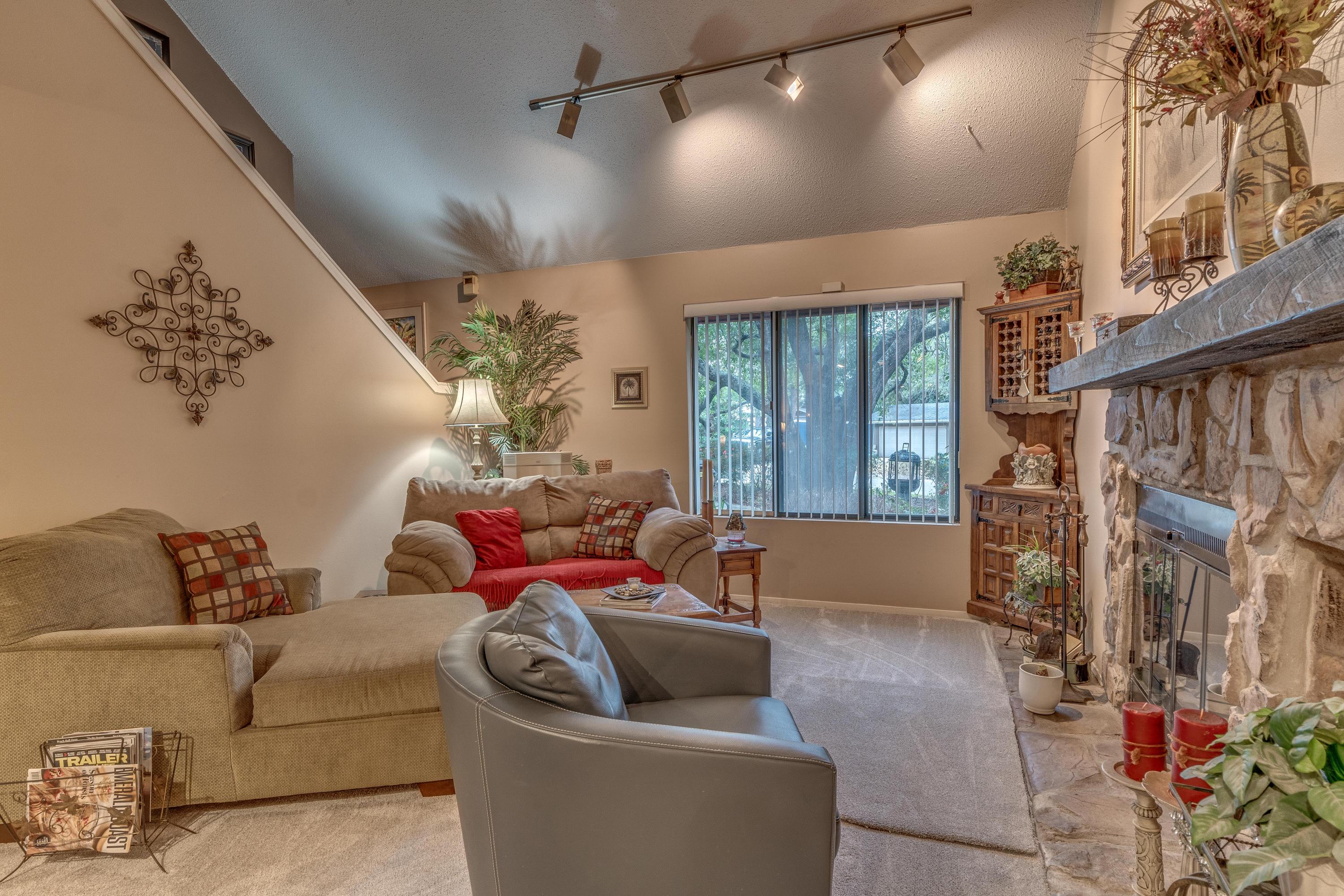 BAYOU WOODS 4TH ADD LOT 1 - Residential