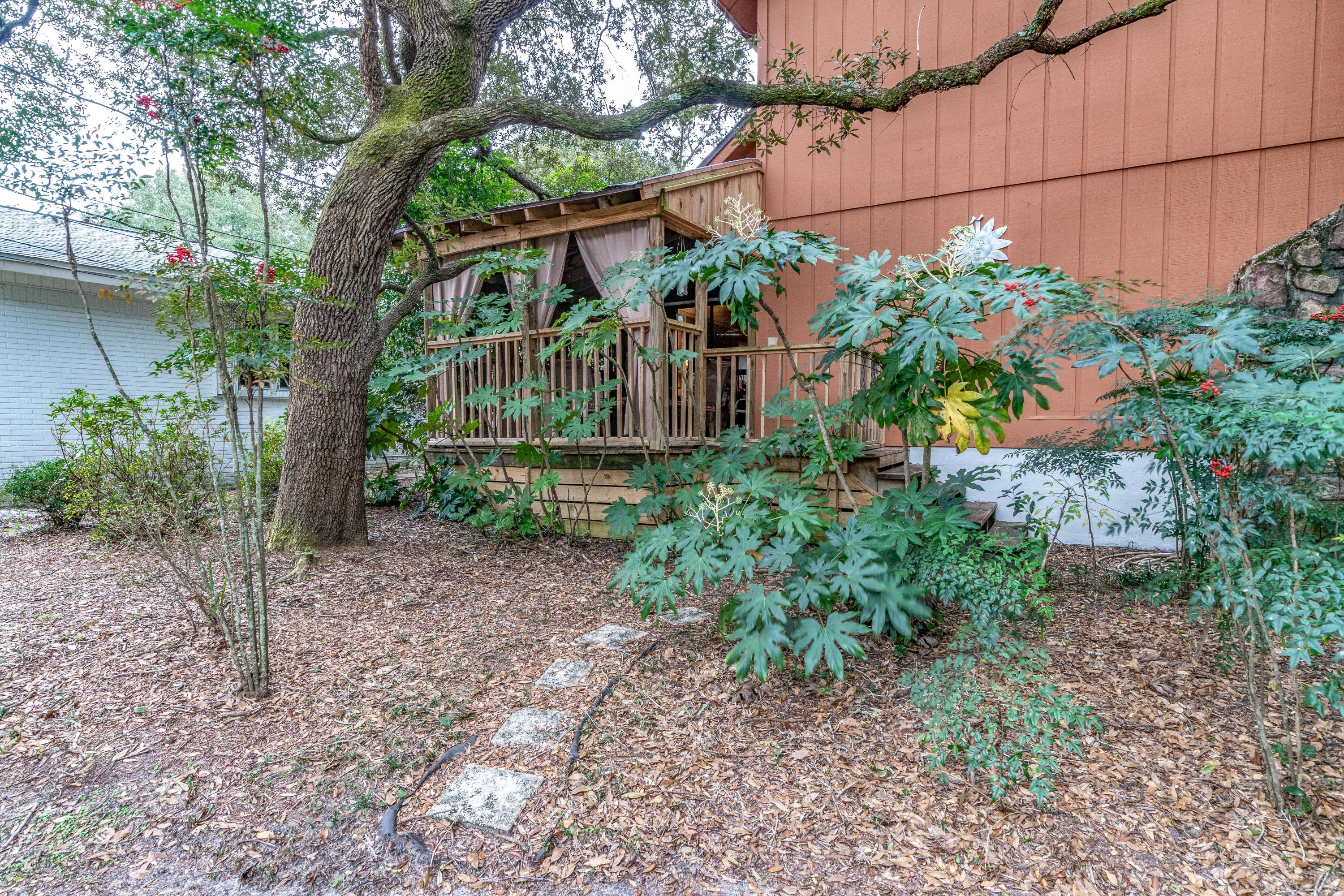 BAYOU WOODS 4TH ADD LOT 1 - Residential