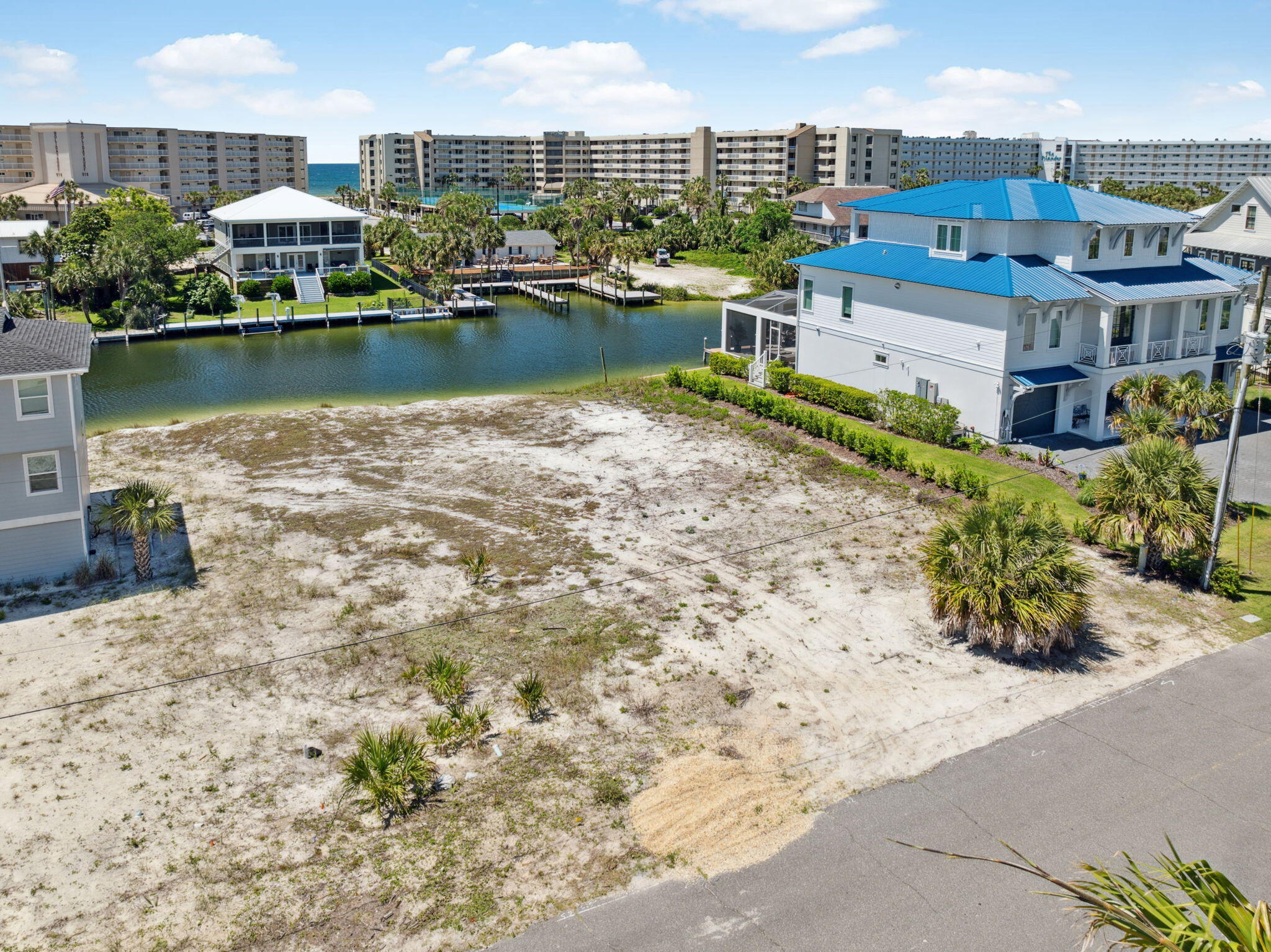 HOLIDAY ISLE - Land