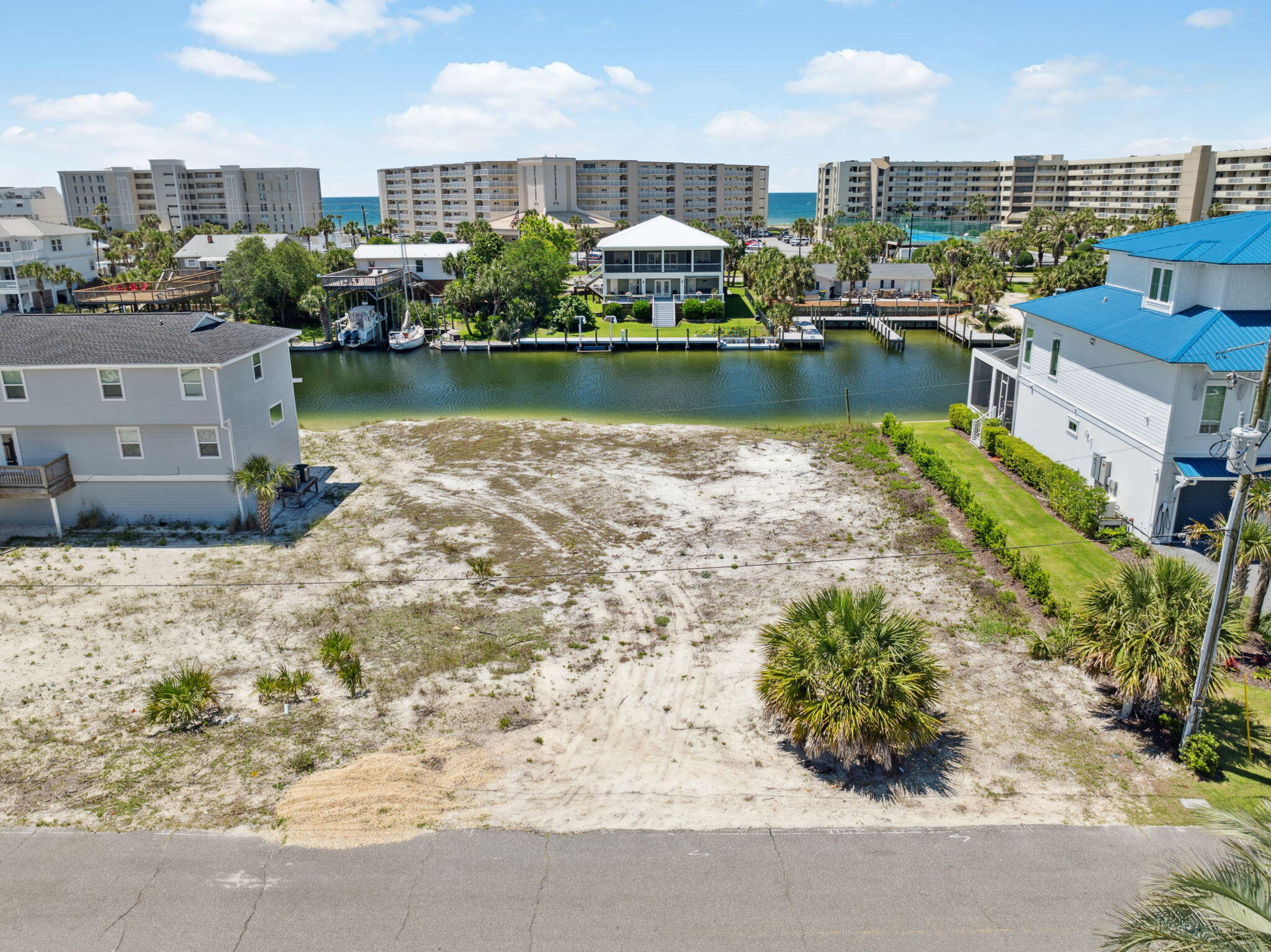 HOLIDAY ISLE - Land