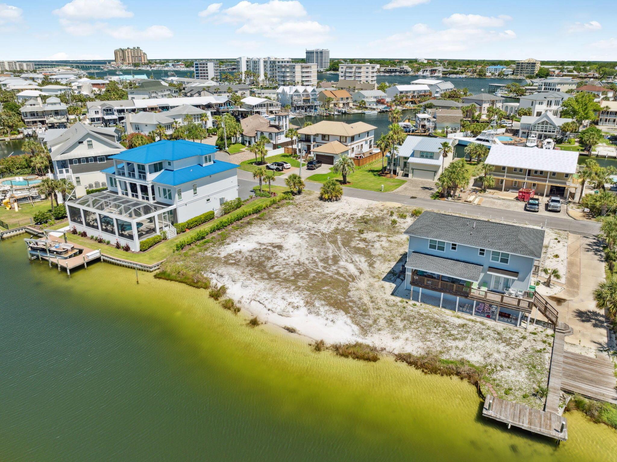 HOLIDAY ISLE - Land