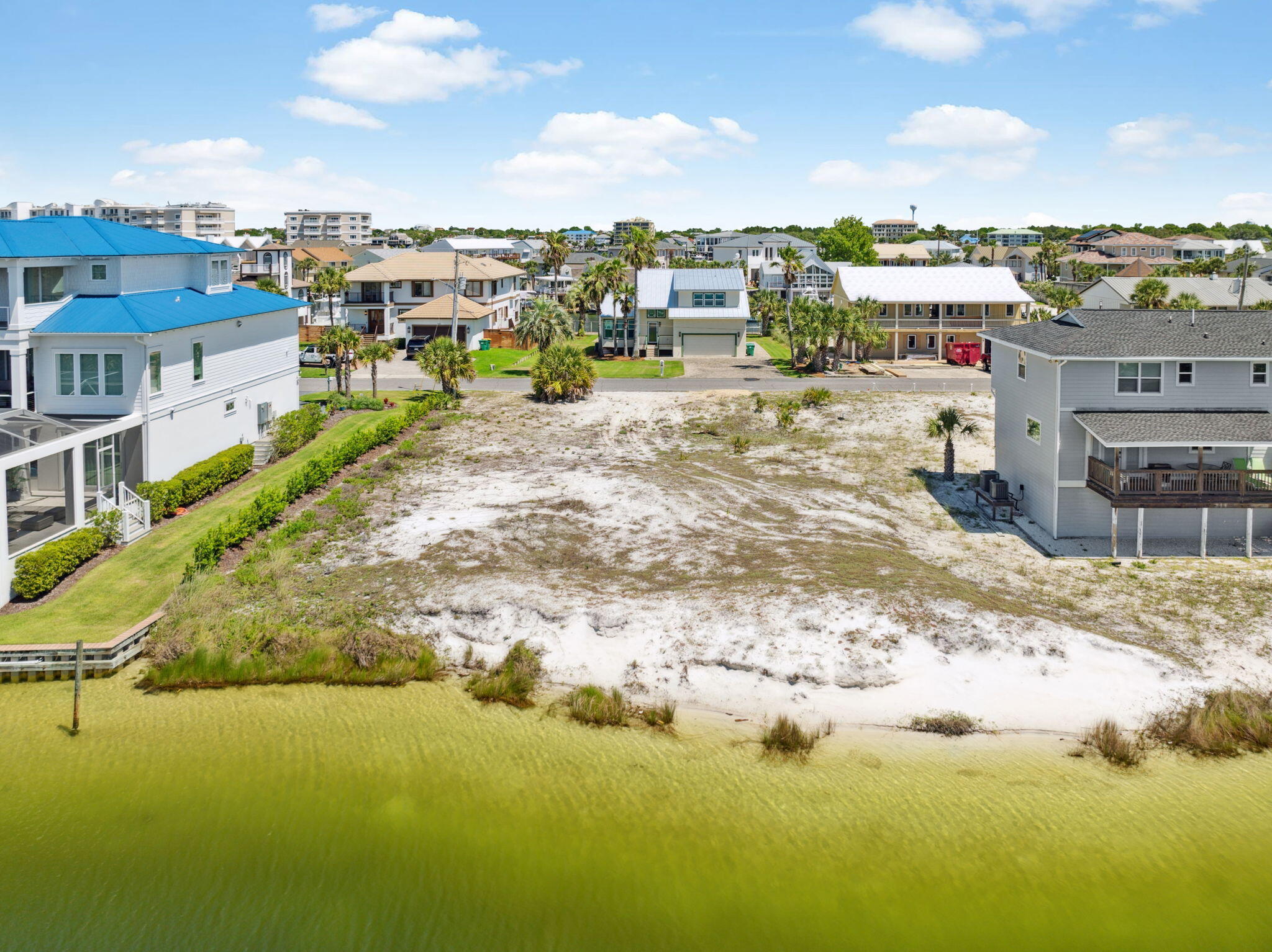 HOLIDAY ISLE - Land