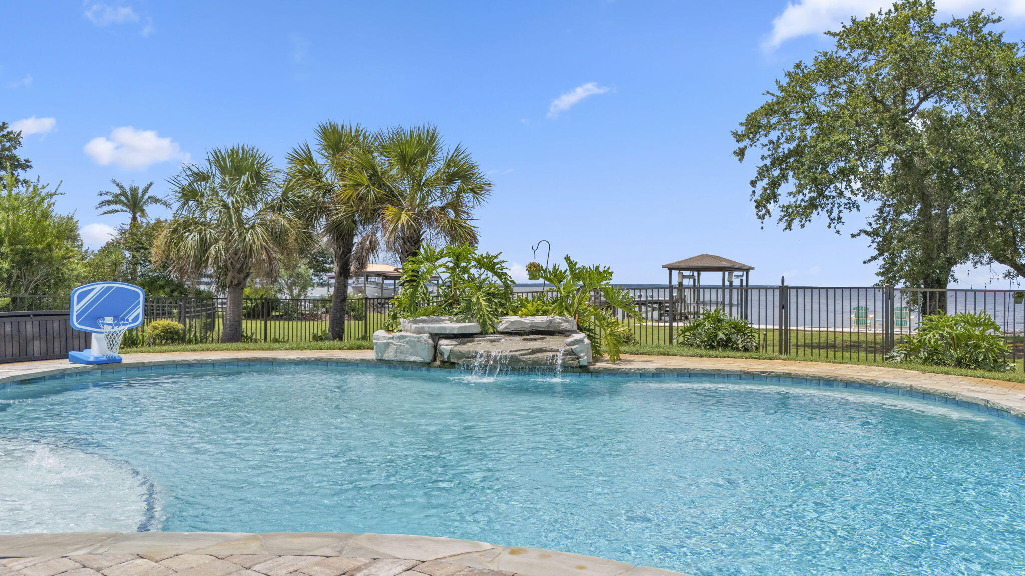 WHISPER BAY - Residential