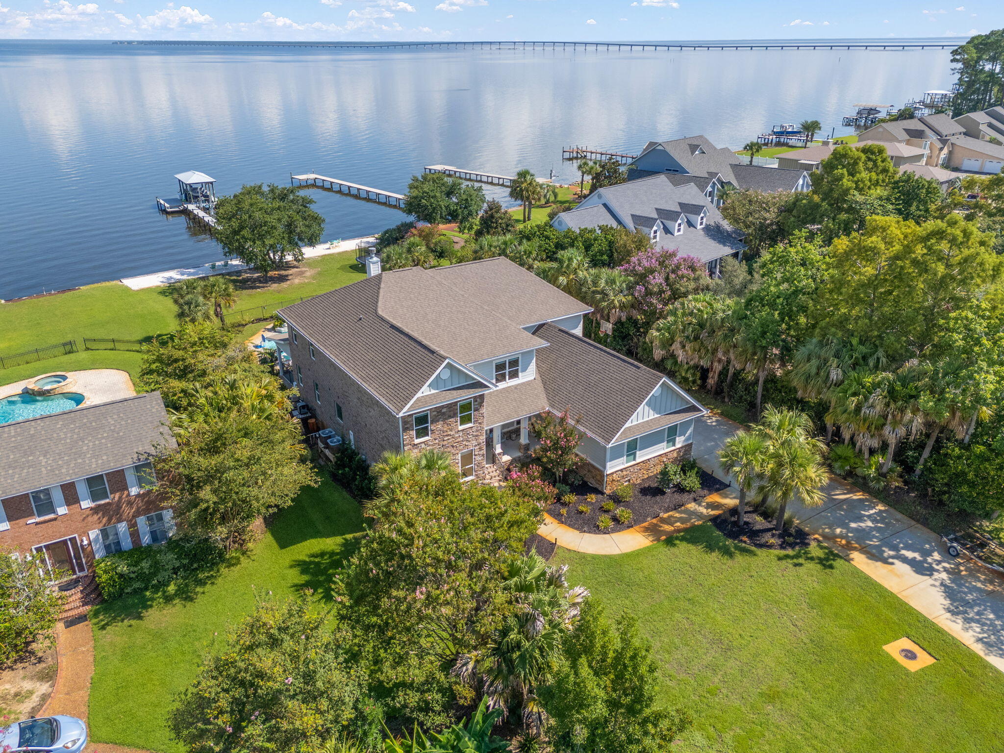 WHISPER BAY - Residential