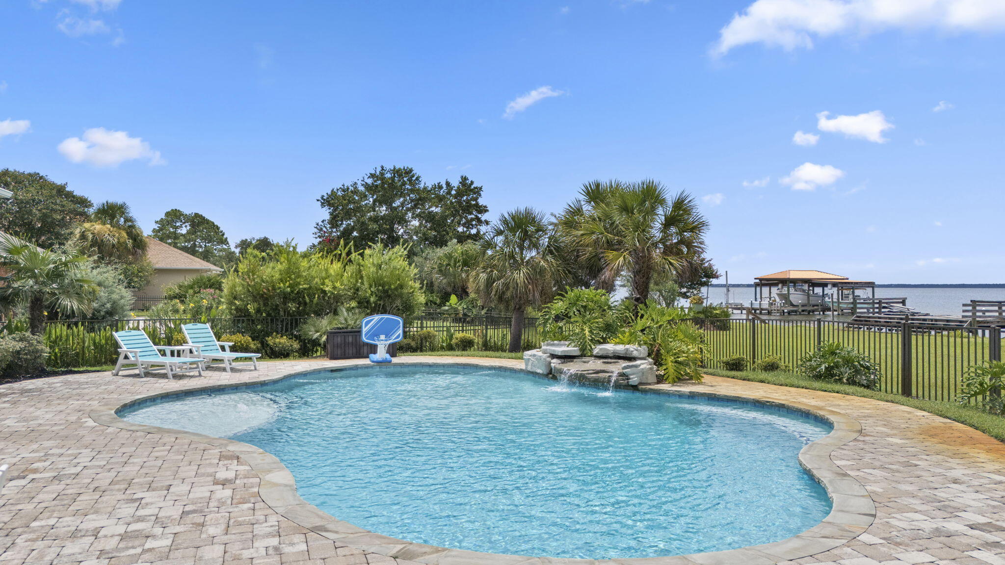 WHISPER BAY - Residential