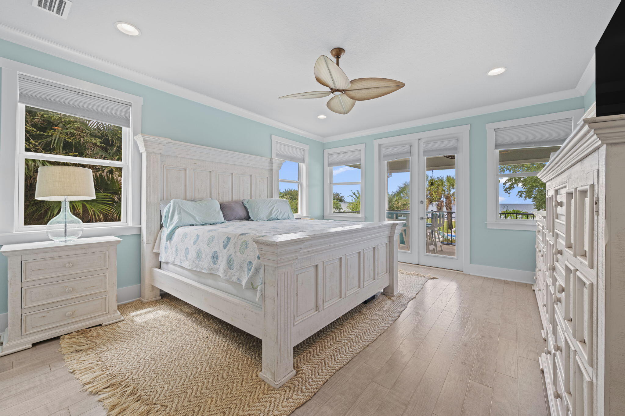 WHISPER BAY - Residential