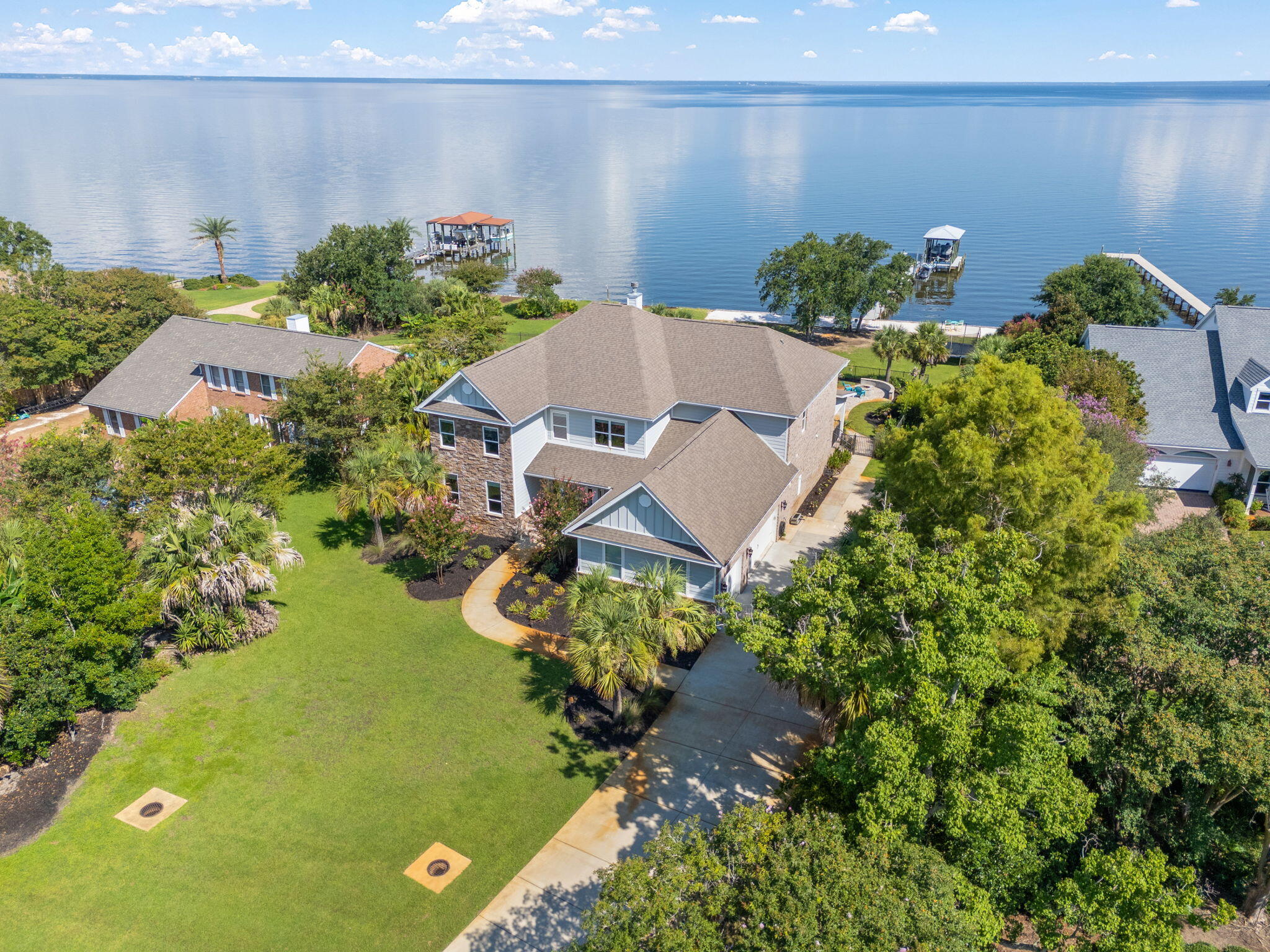 WHISPER BAY - Residential