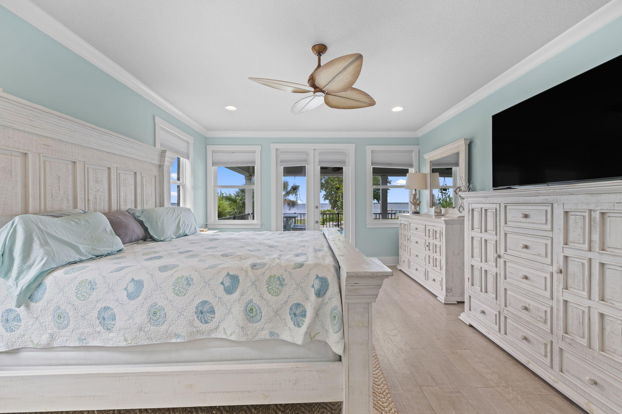 WHISPER BAY - Residential