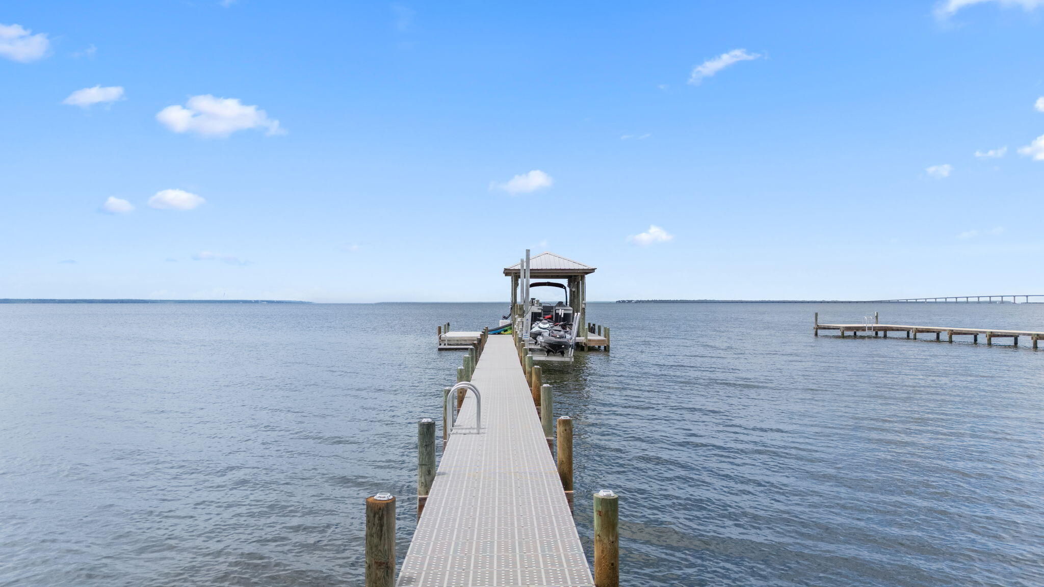 WHISPER BAY - Residential