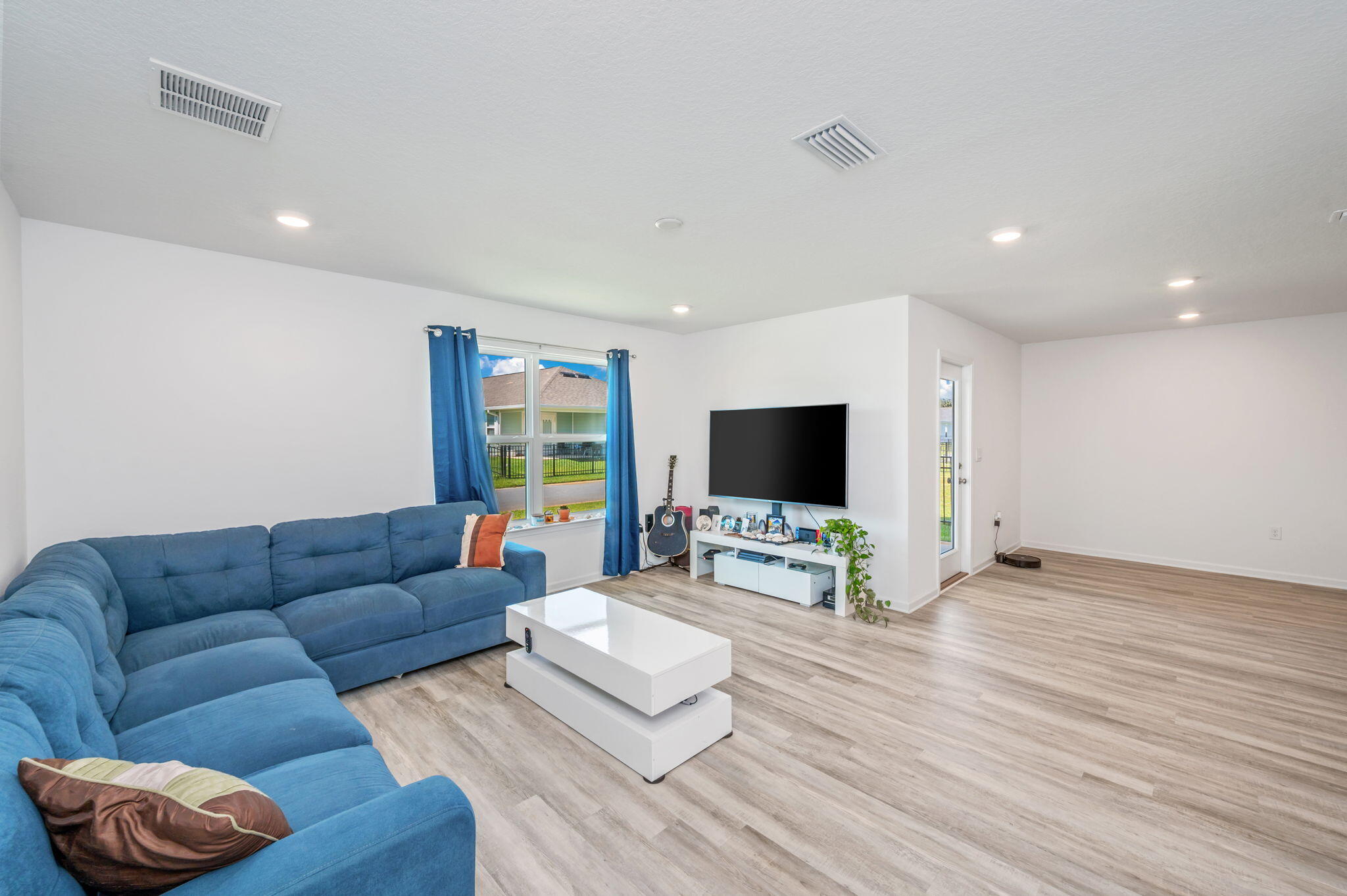 RIVERWALK PH I - Residential Lease