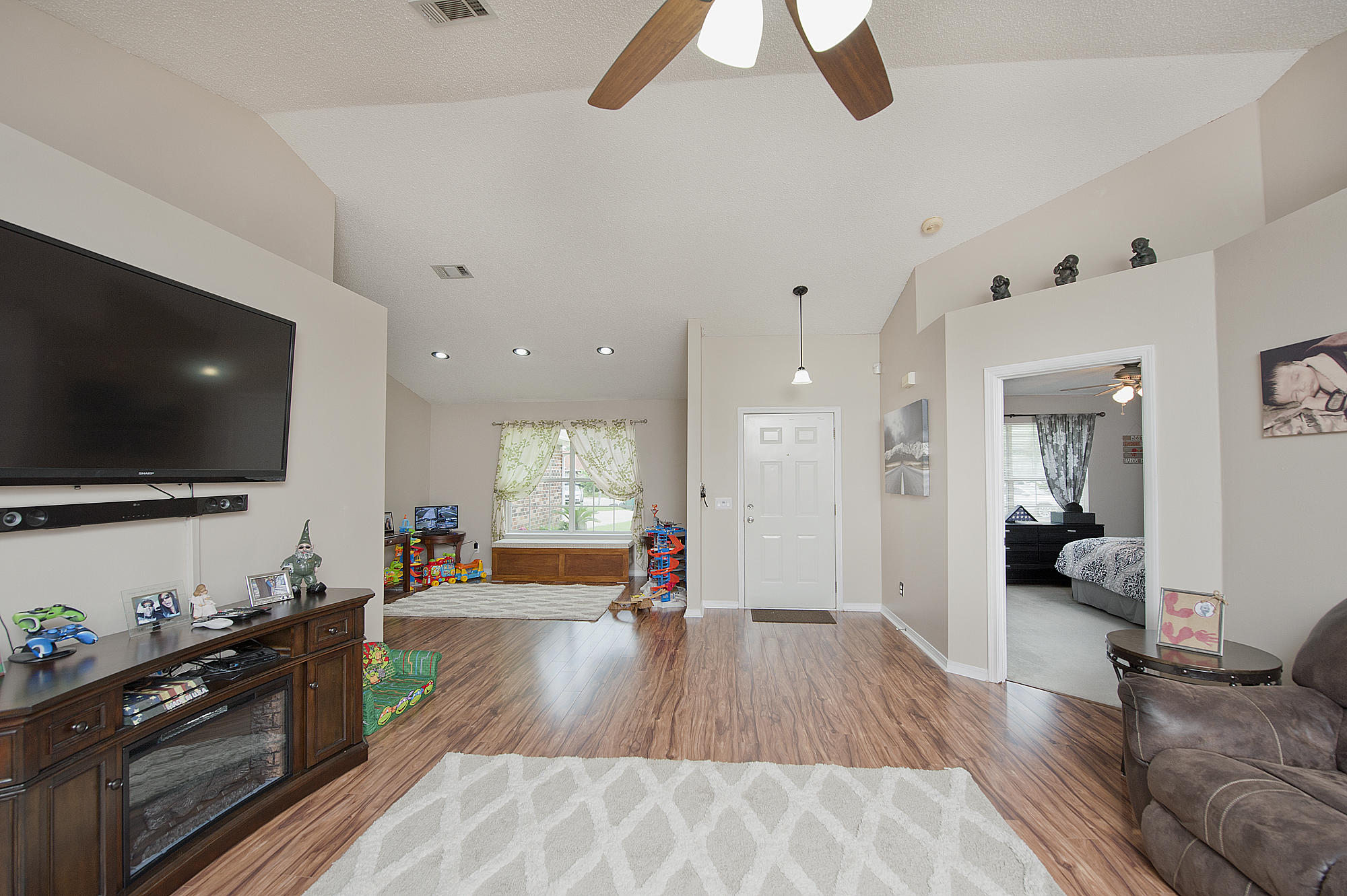 COUNTRY BREEZE EAST - Residential