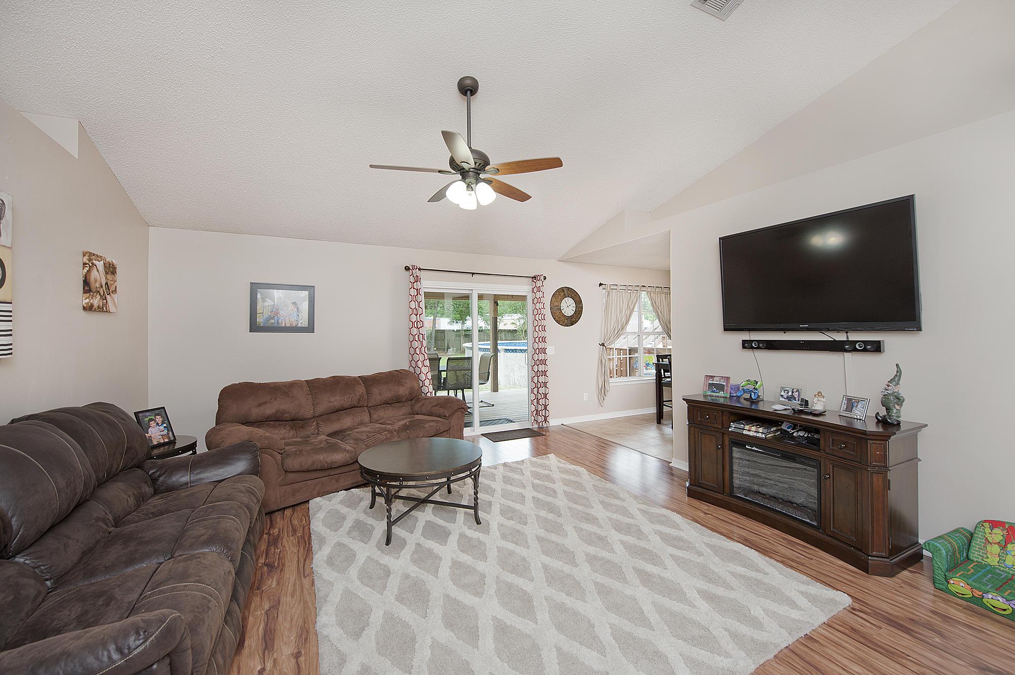 COUNTRY BREEZE EAST - Residential