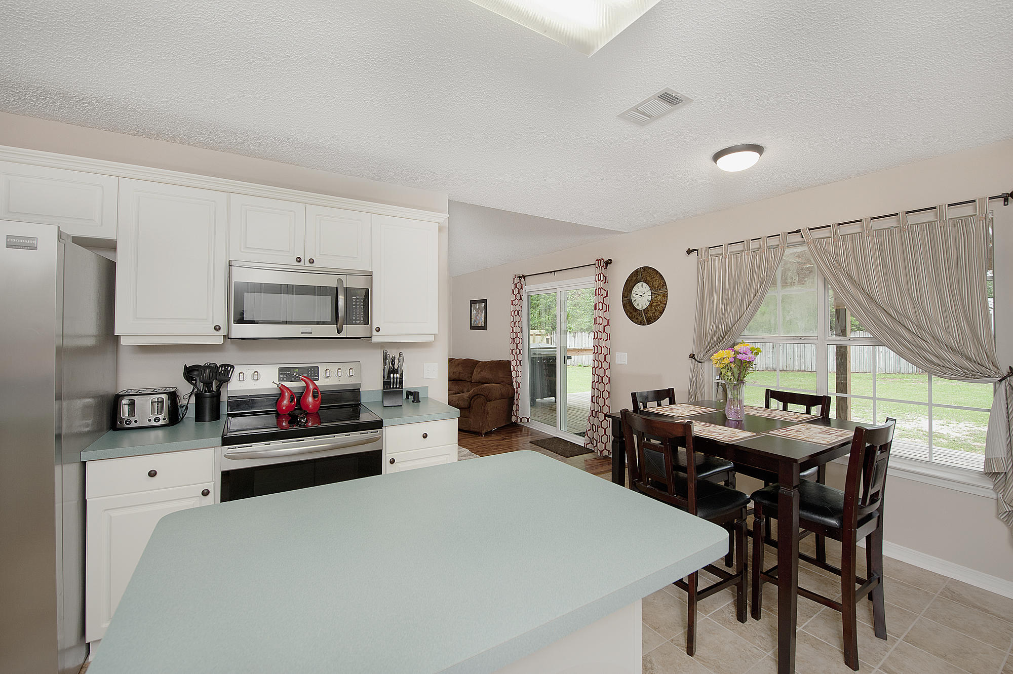 COUNTRY BREEZE EAST - Residential