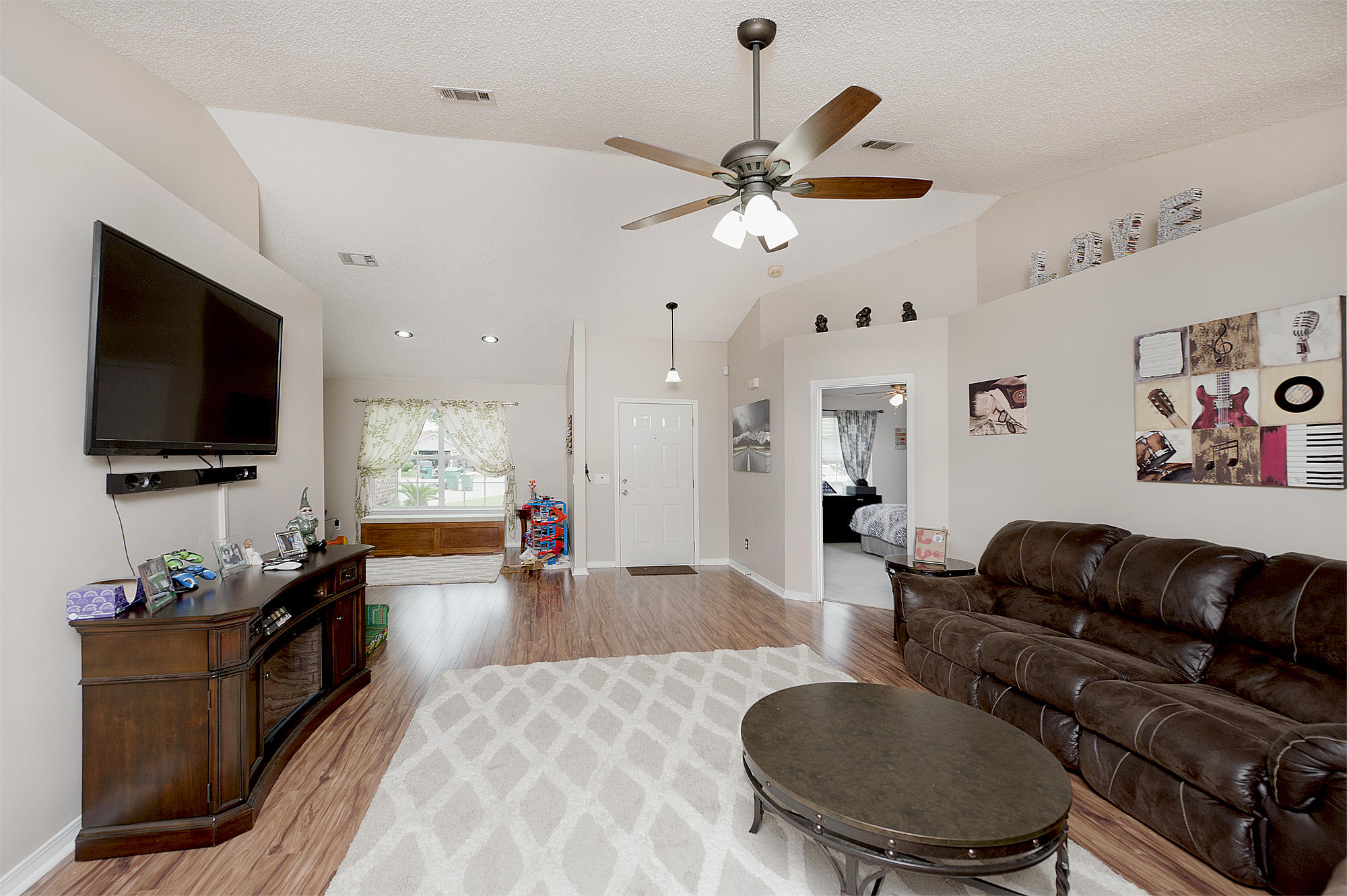 COUNTRY BREEZE EAST - Residential