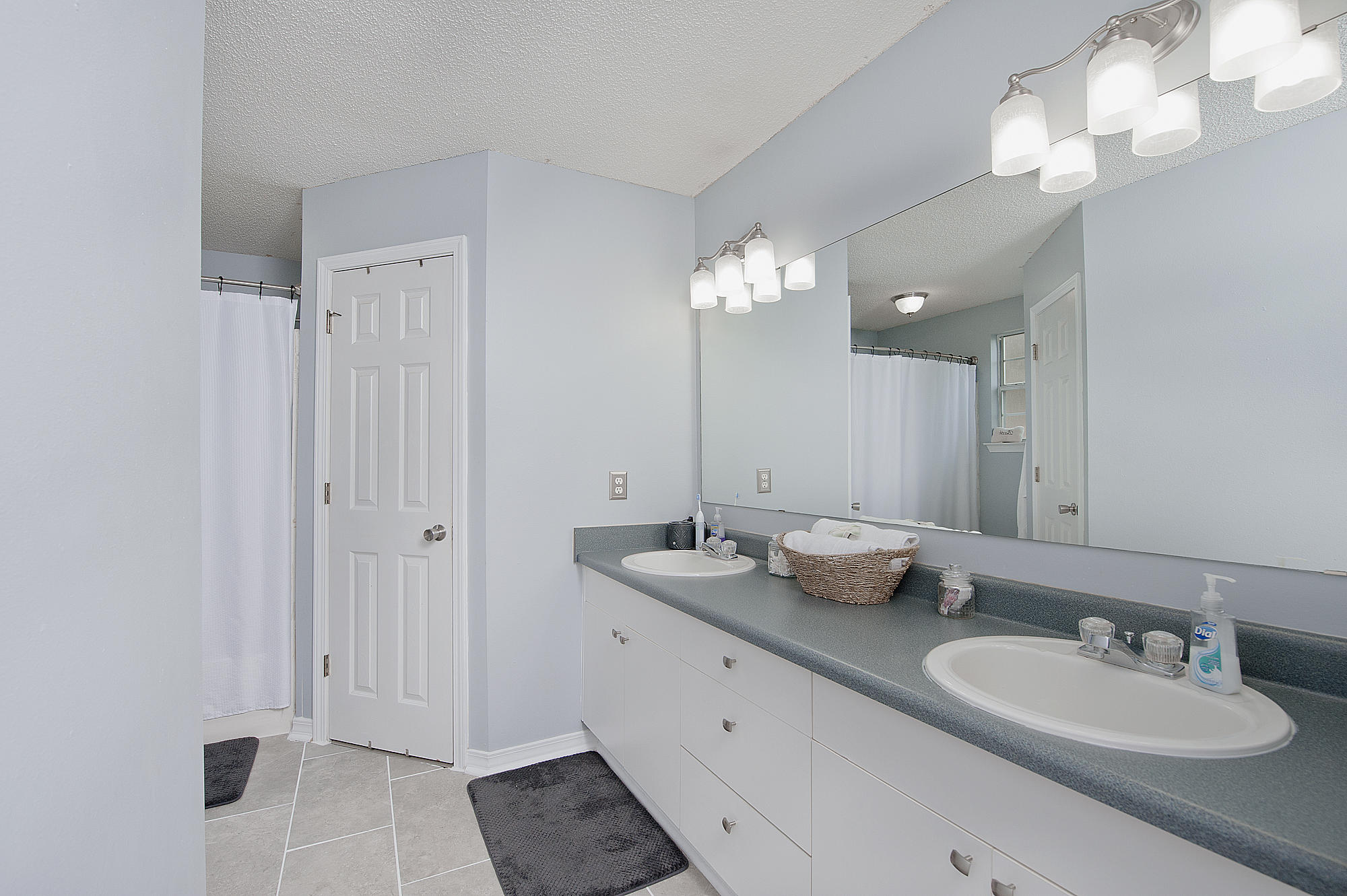 COUNTRY BREEZE EAST - Residential