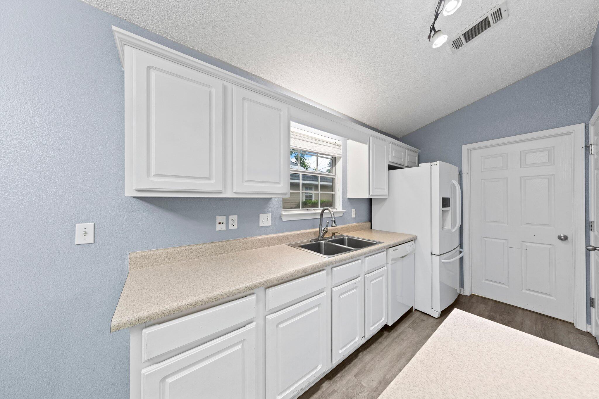 LAKEWOOD MANOR 1 - Residential