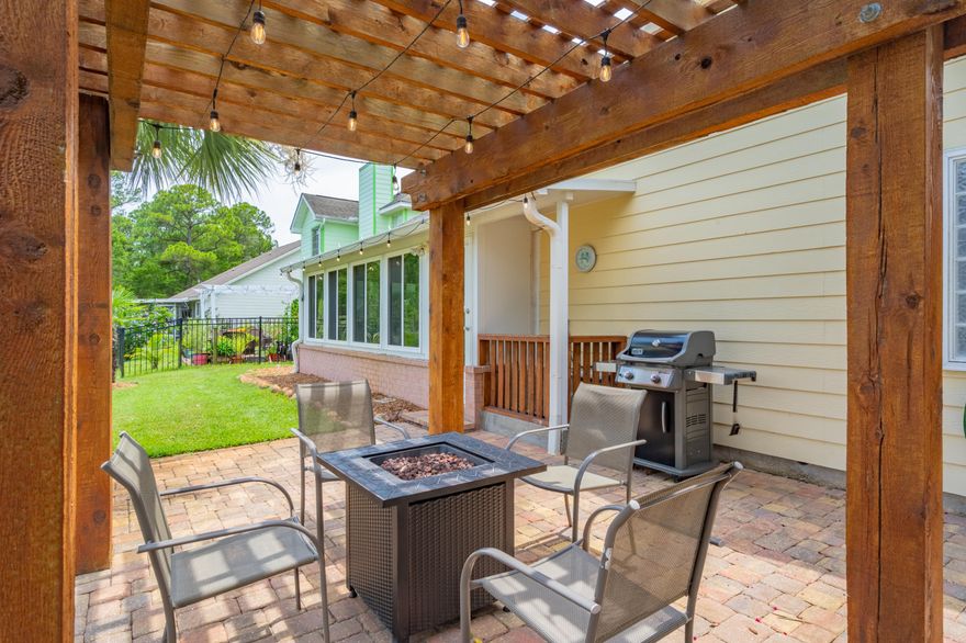 Beautifully maintained lakefront home. Features include an enclosed Florida room w/scenic view of lake, custom leaded glass front door & sidelights! Three sides brick with stucco accents; rear elevation features Hardiplank siding, brick-paved driveway, fireplace w/gas logs and architecturally inspired mantel, 12'' ceramic tiles in living areas, electric range, GE side-by-side refrigerator, granite counters, separate food pantry, laundry room w/ washer/dryer remain,18' high ceilings in living great room, wood floor in sunroom and bedrooms, irrigation system w/lawn pump & Rid-o-Rus, wood pergola on back patio. Garage w/pull-down attic stairs and painted floors, trey ceilings in master BR & BA ,windows on front of home are tinted, THIS HOME HAS BEEN METICULOUSLY MAINTAINED!