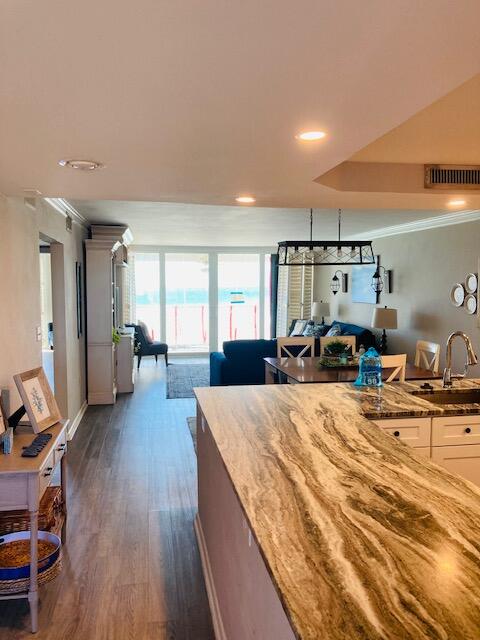 SHORELINE TOWERS 1 - Residential