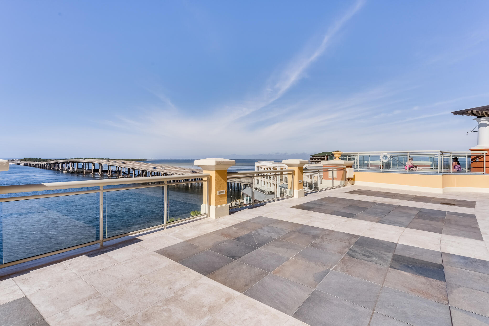 EMERALD GRANDE - Residential