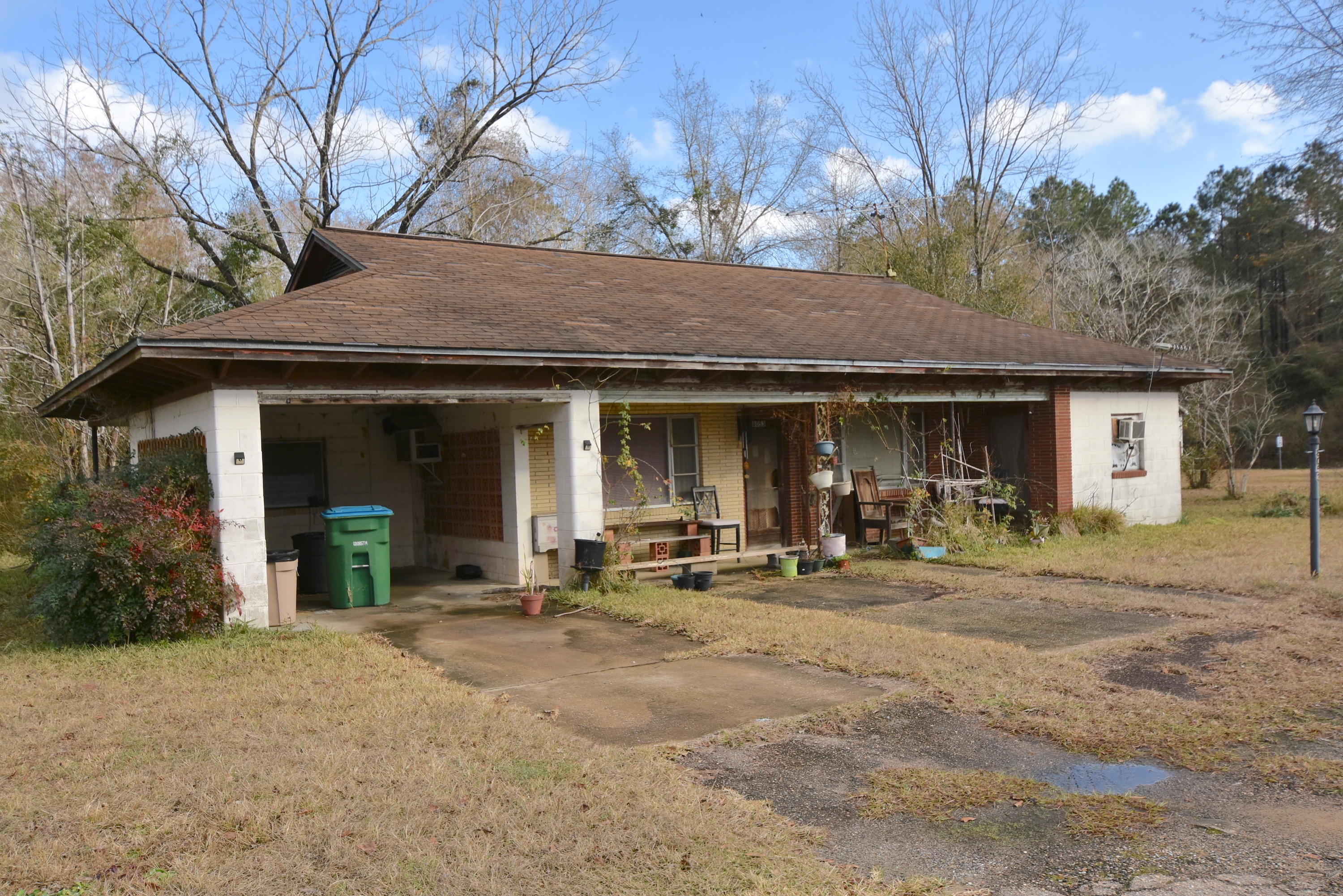 Main image without alt text