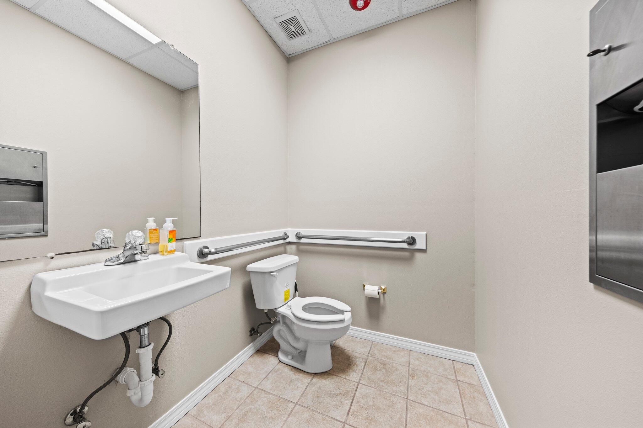 Main image without alt text