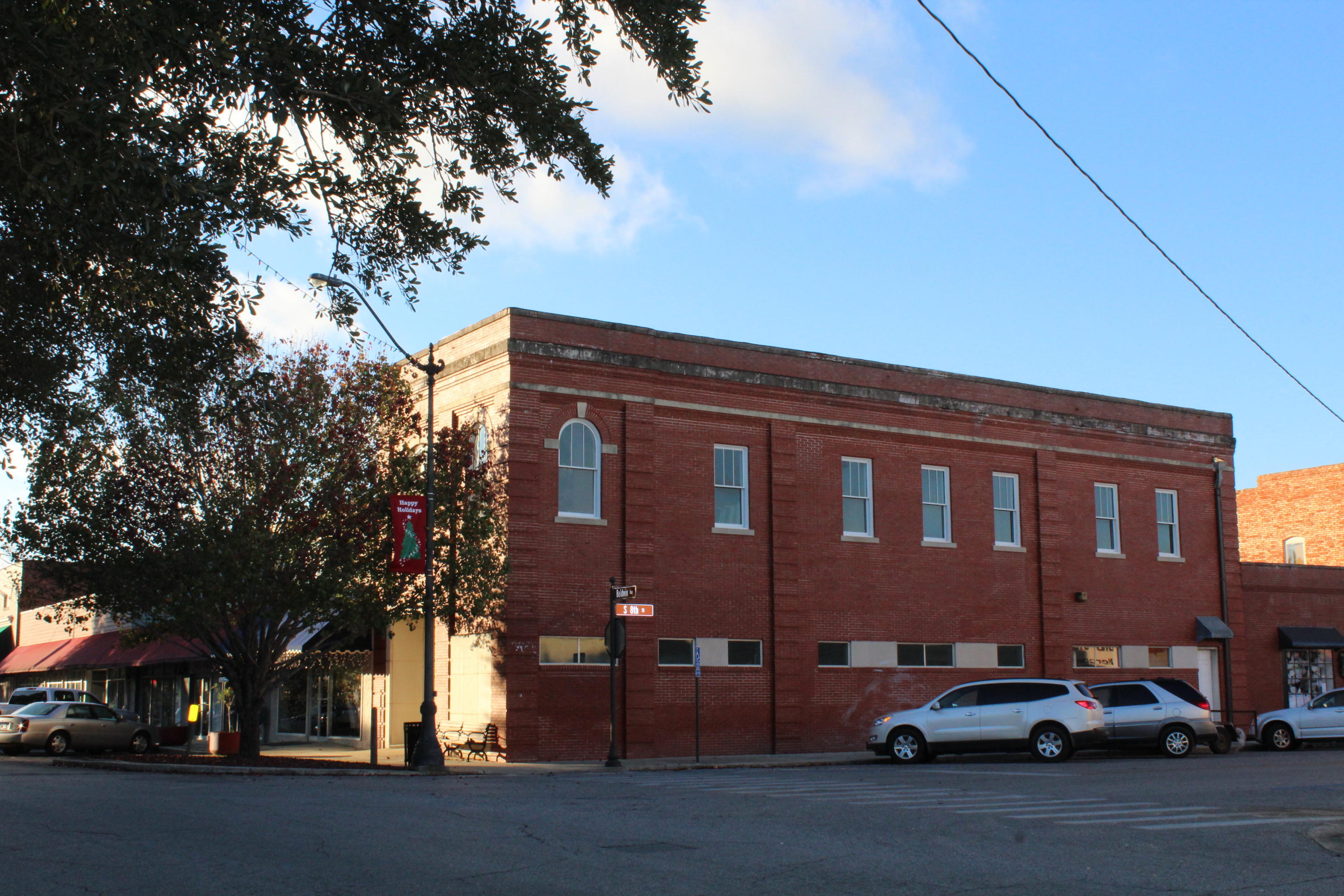 Main image without alt text