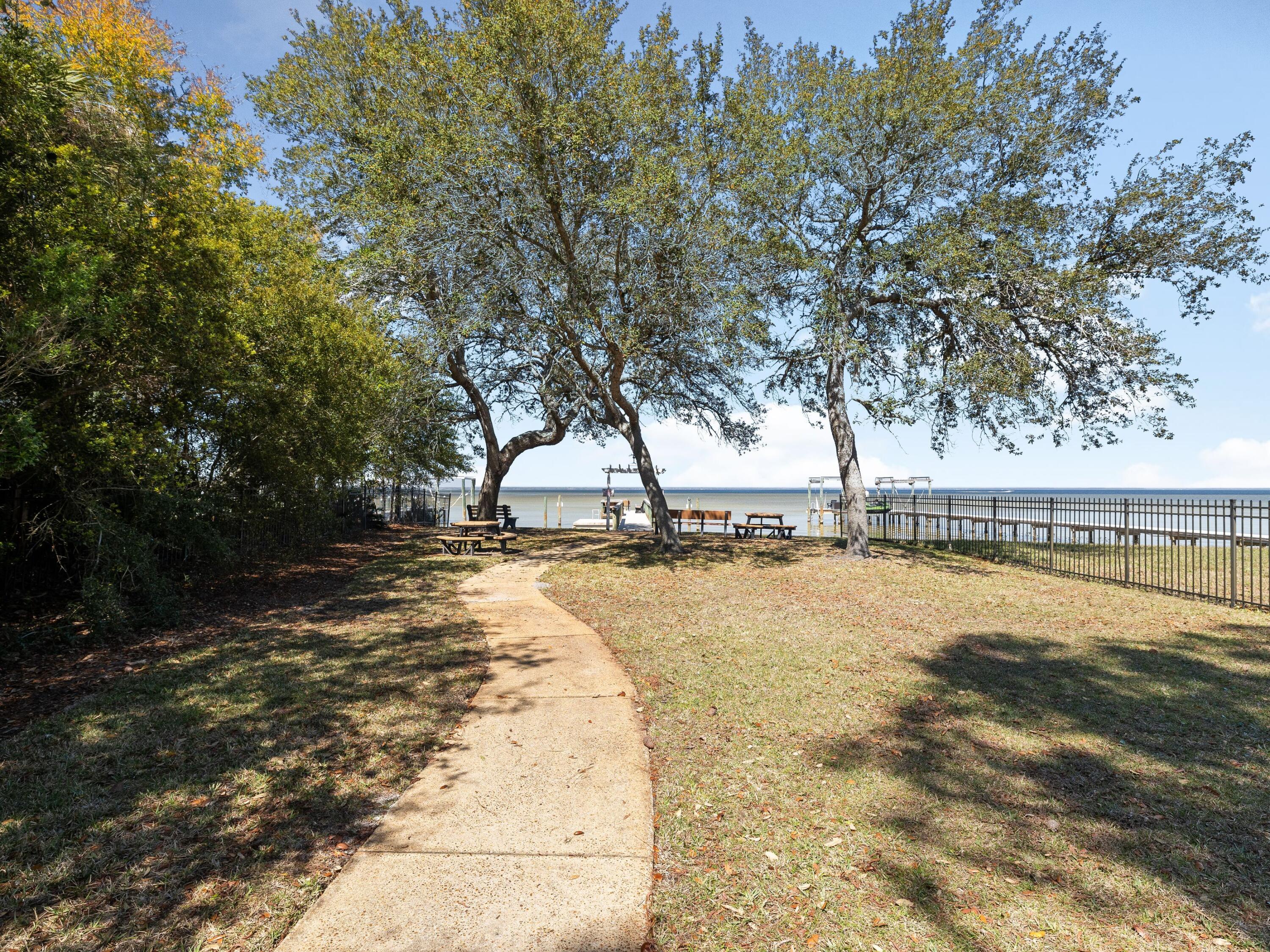 PELICAN BAY - Residential