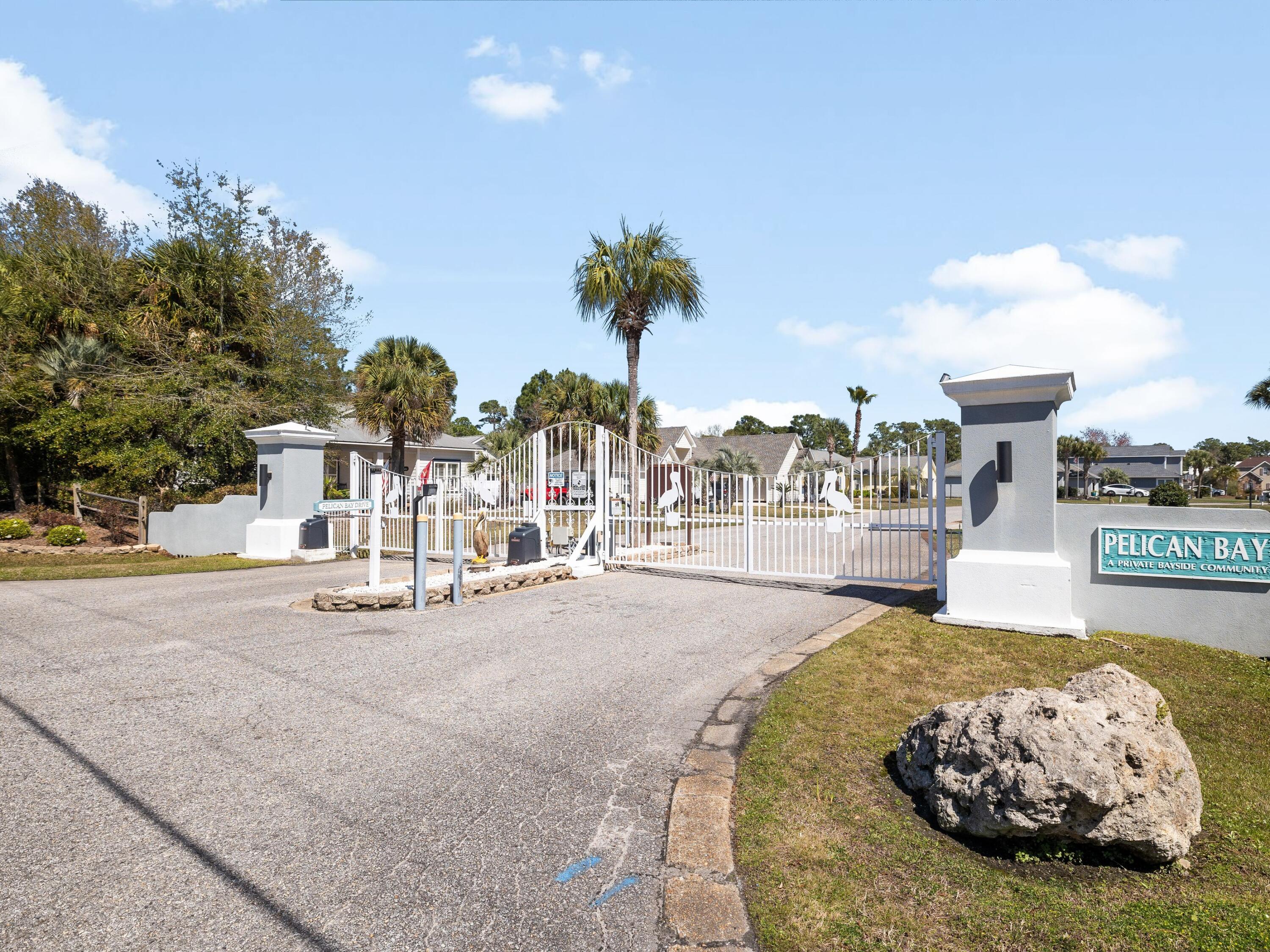 PELICAN BAY - Residential