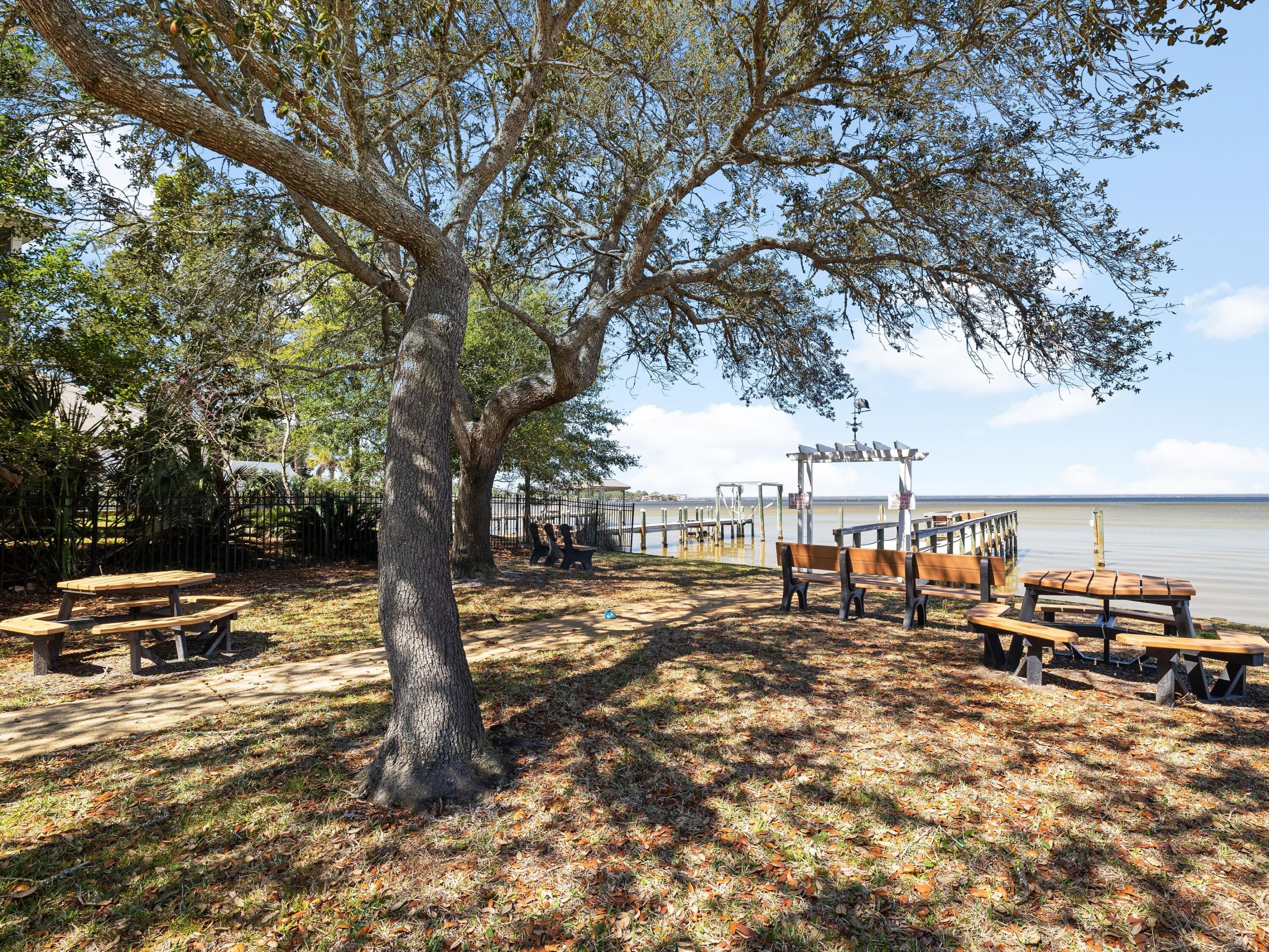 PELICAN BAY - Residential