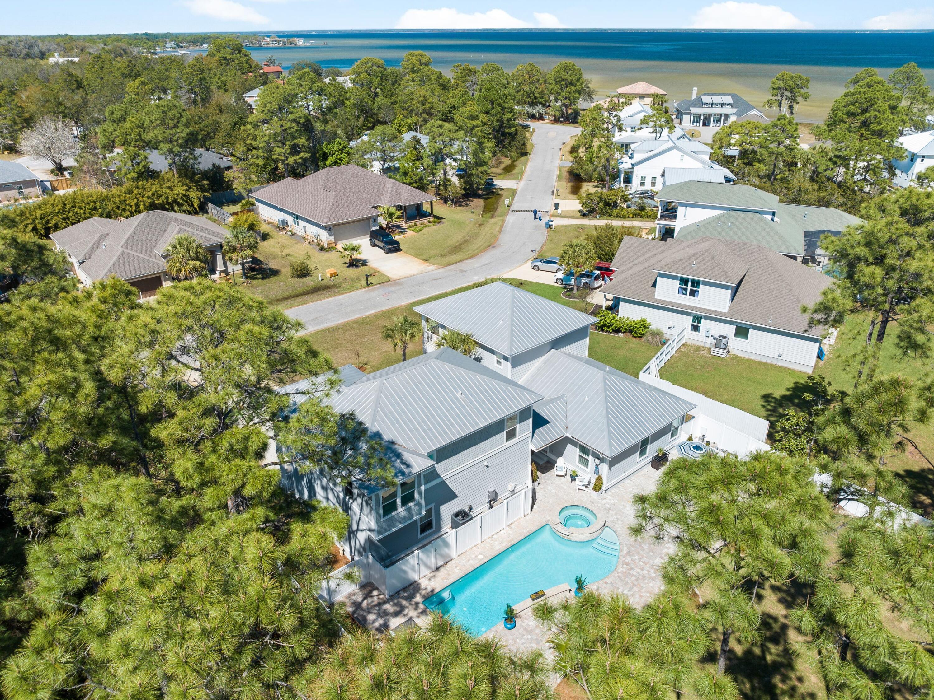 PELICAN BAY - Residential