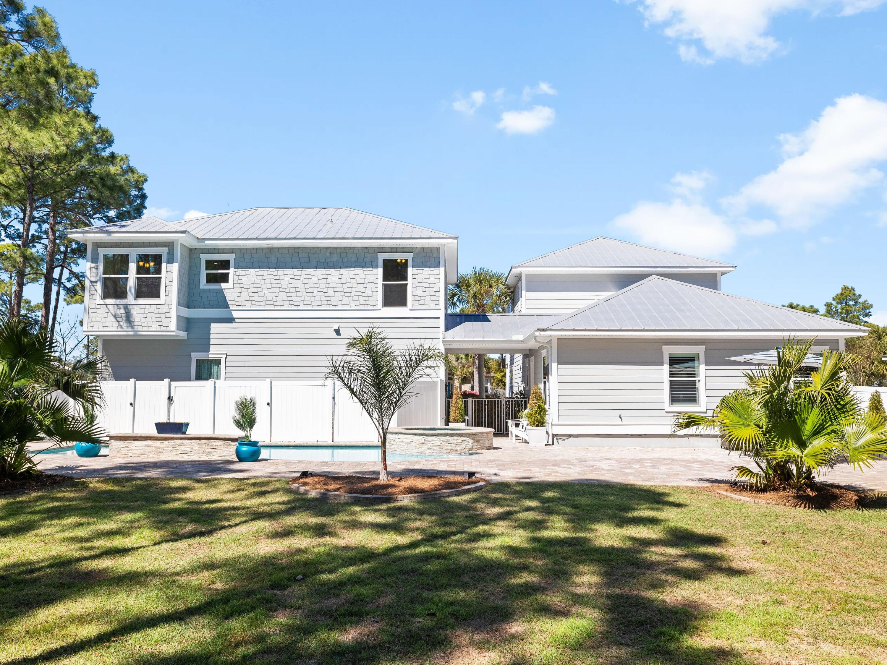 PELICAN BAY - Residential