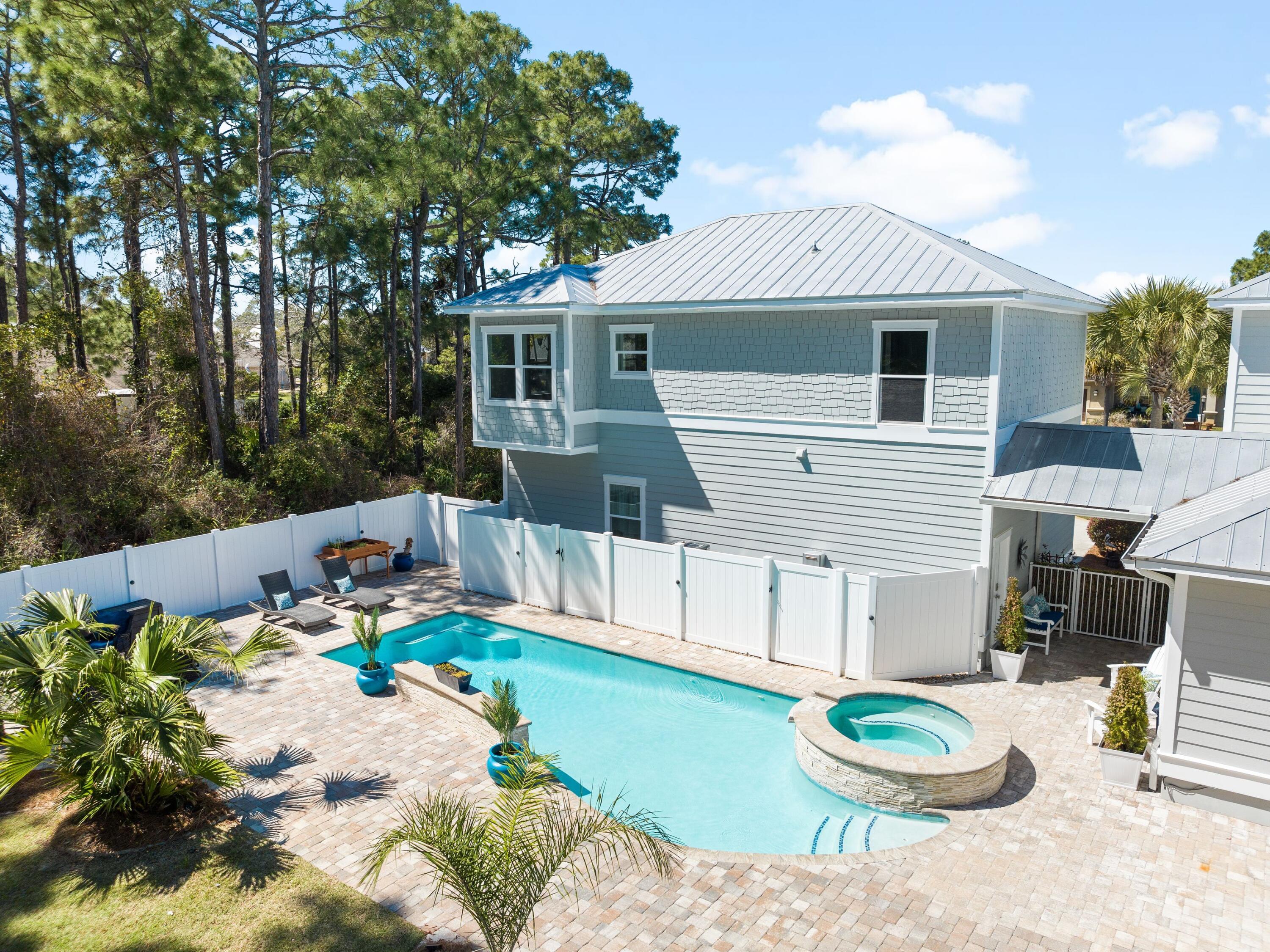 PELICAN BAY - Residential