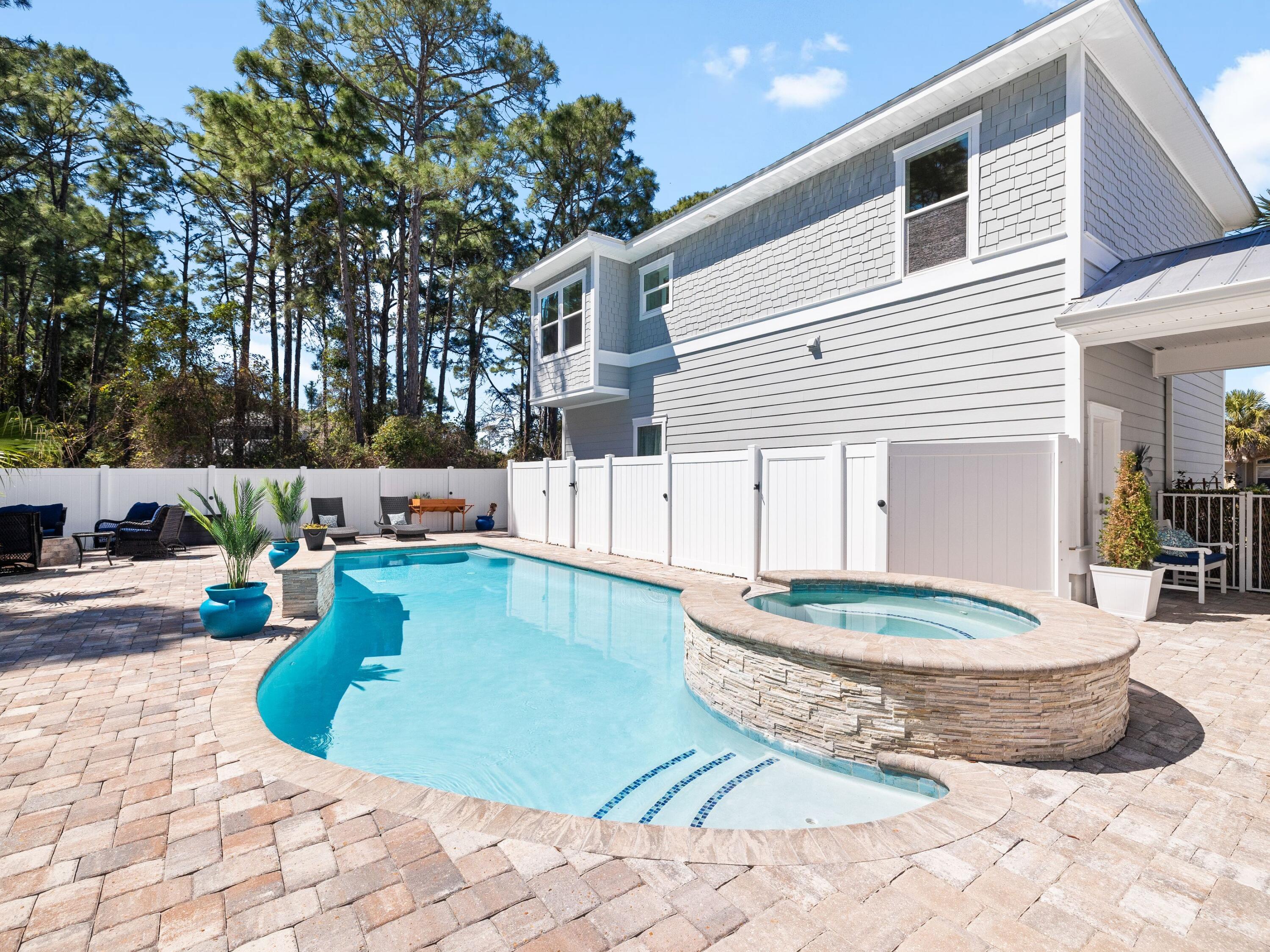 PELICAN BAY - Residential