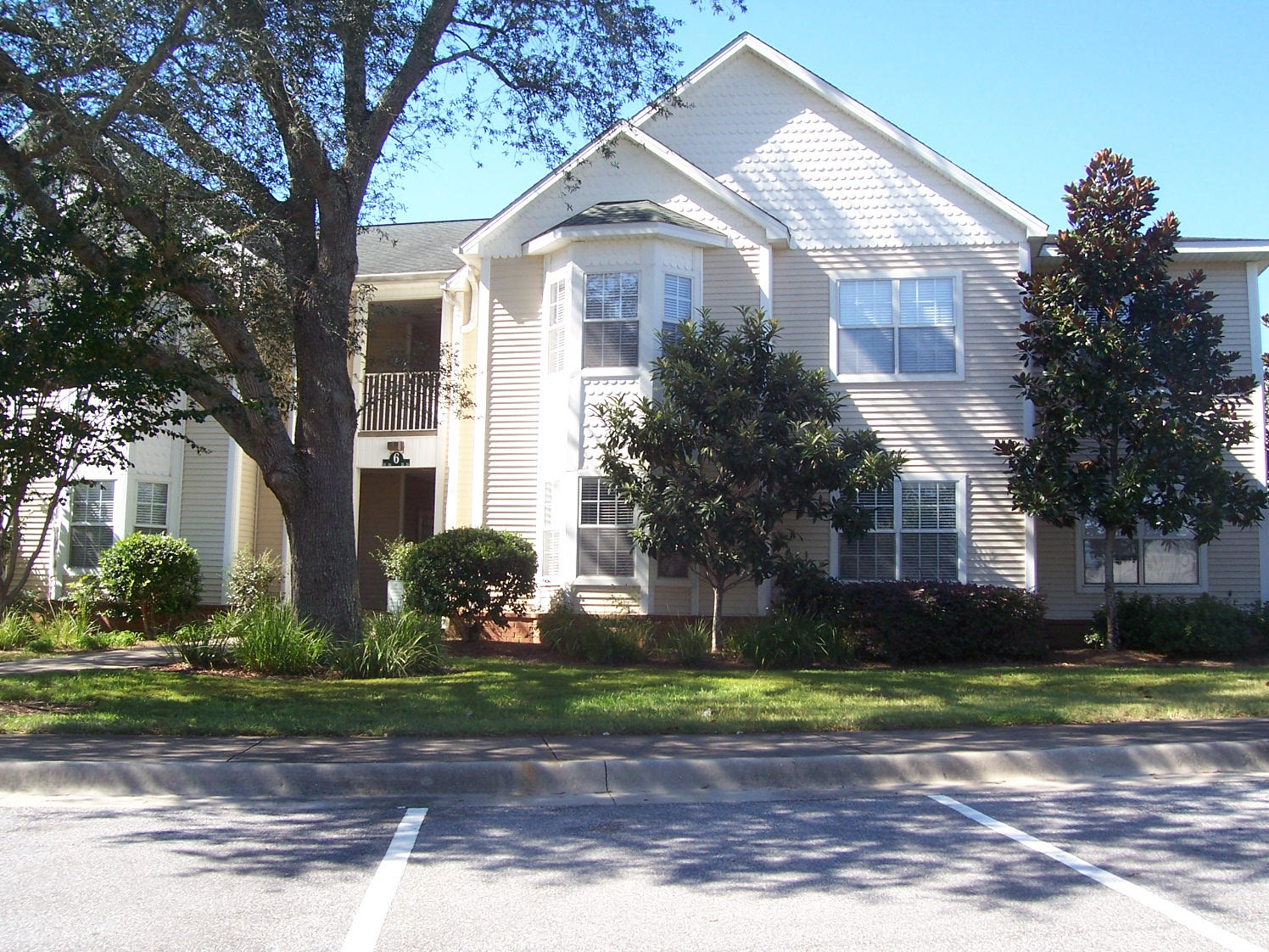 Live the Florida lifestyle in this great second floor 1 bedroom unit. Unit features fully equipped kitchen, vaulted ceilings and washer & dryer. Easy care flooring throughout. Monthly rent includes basic TV cable. Sorry NO pets and NO smoking. Any person 18 years old or older must complete separate applications. Tenants required to carry renter's liability insurance