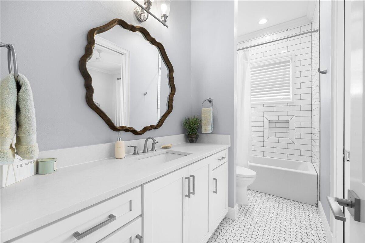 JOURNEYS END CONDO - Residential