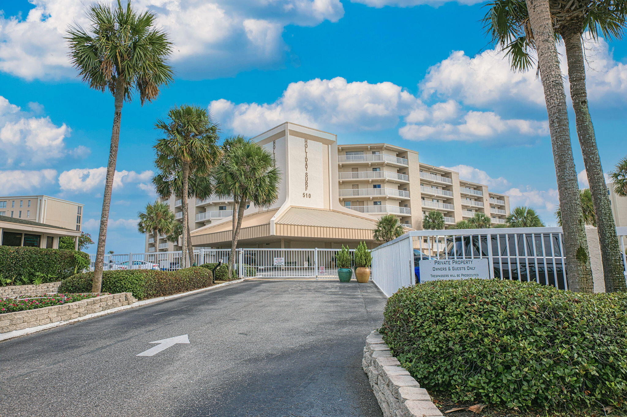 HOLIDAY SURF & RACQUET CLUB - Residential