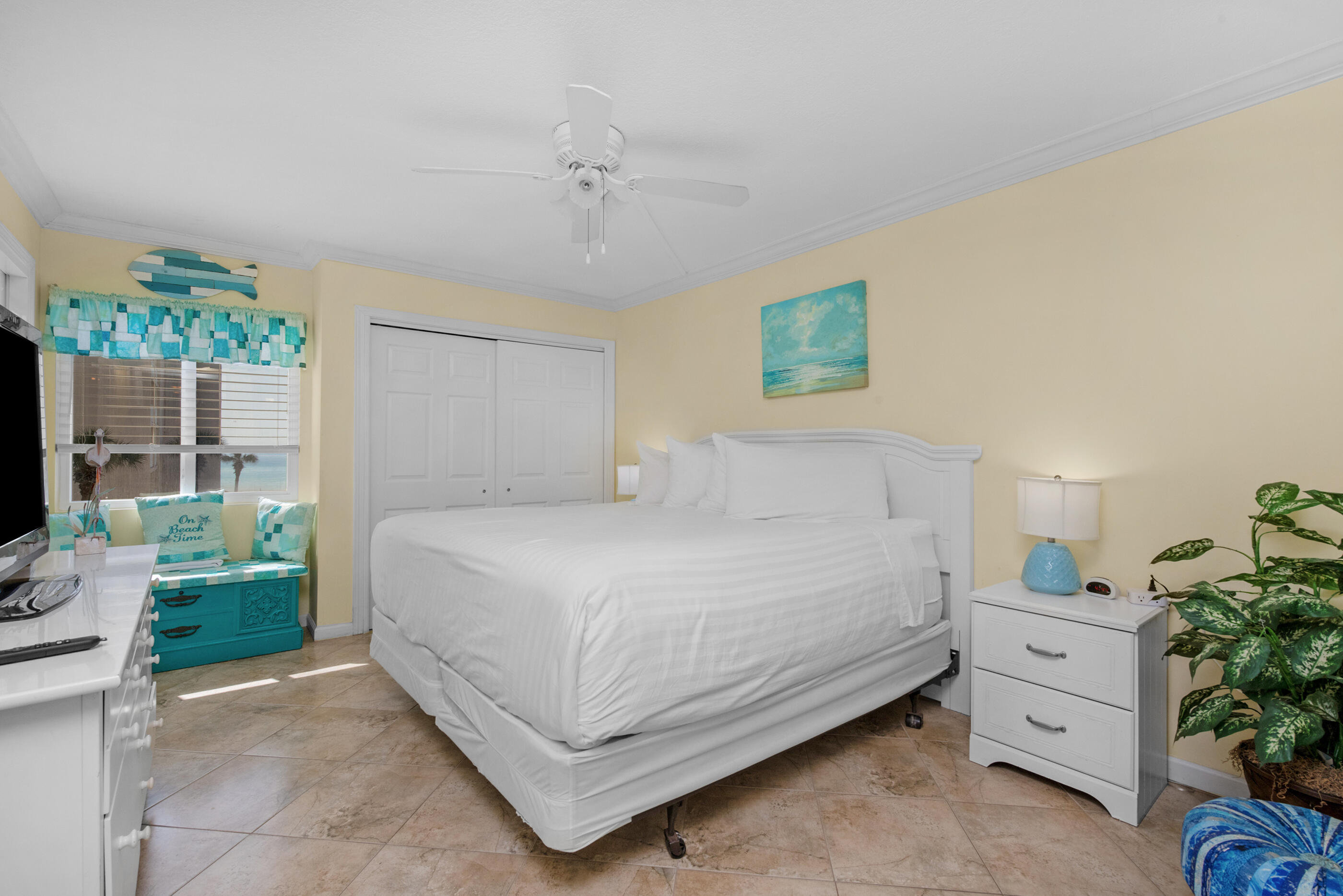 HOLIDAY SURF & RACQUET CLUB - Residential