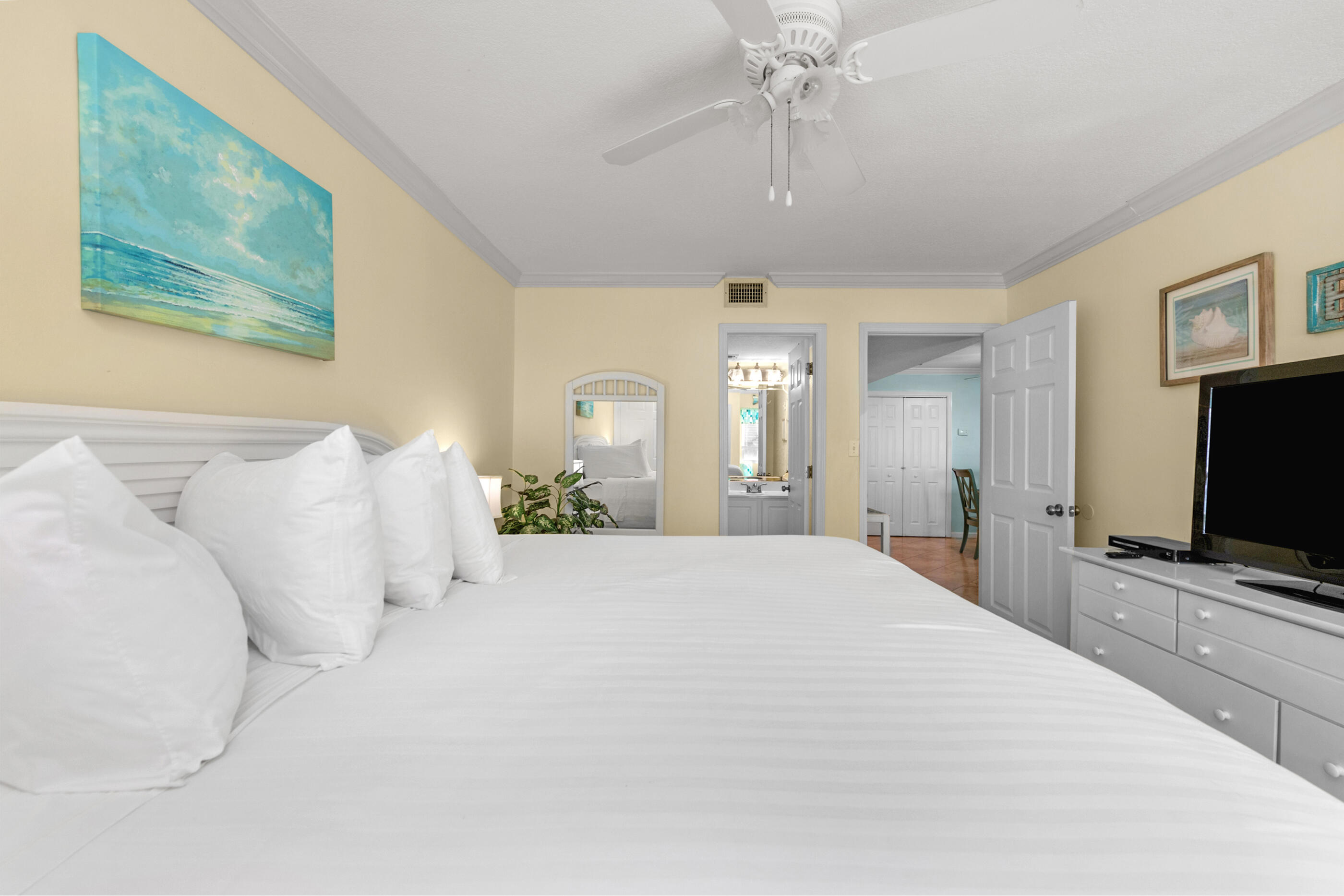 HOLIDAY SURF & RACQUET CLUB - Residential