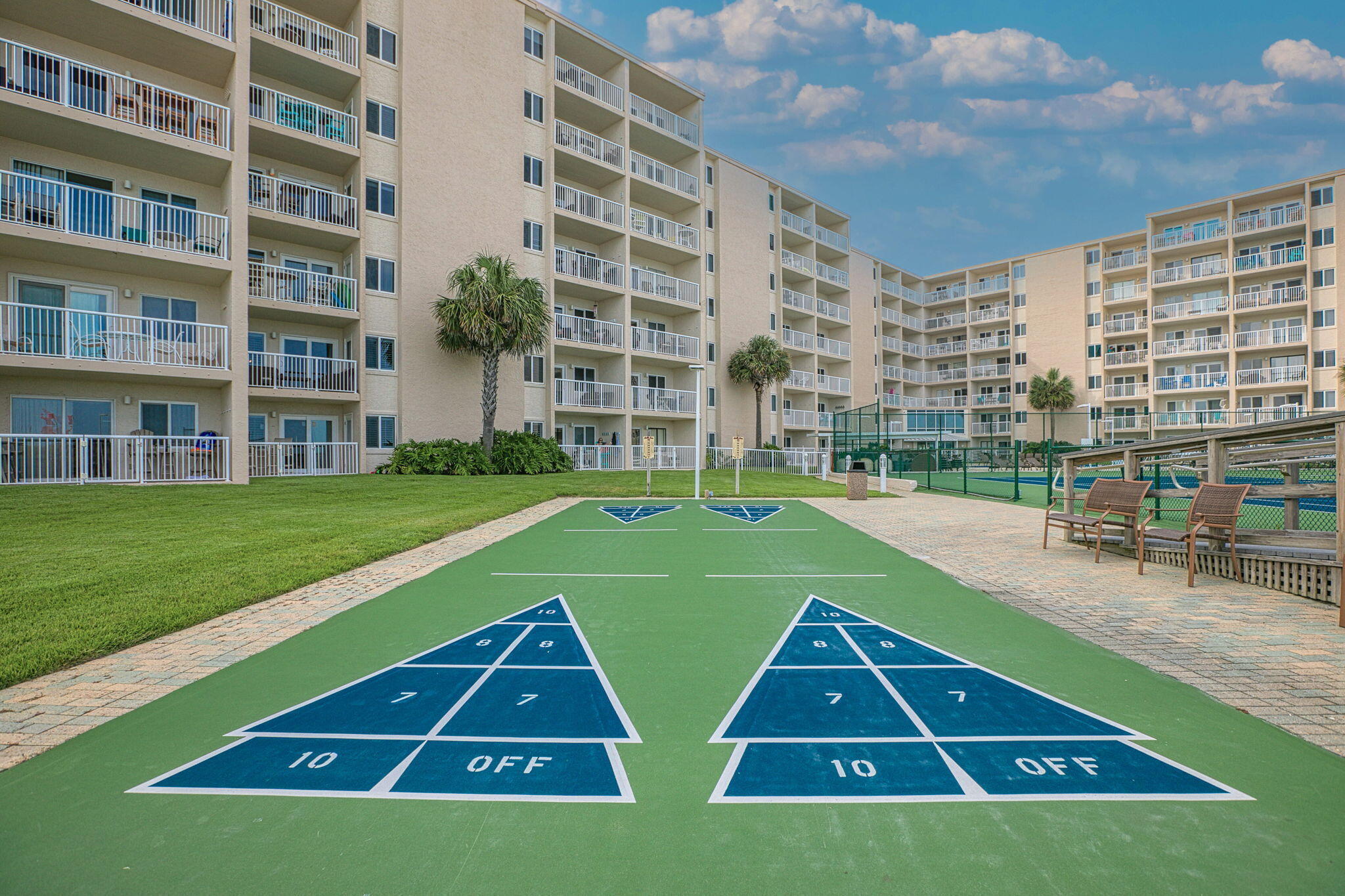 HOLIDAY SURF & RACQUET CLUB - Residential