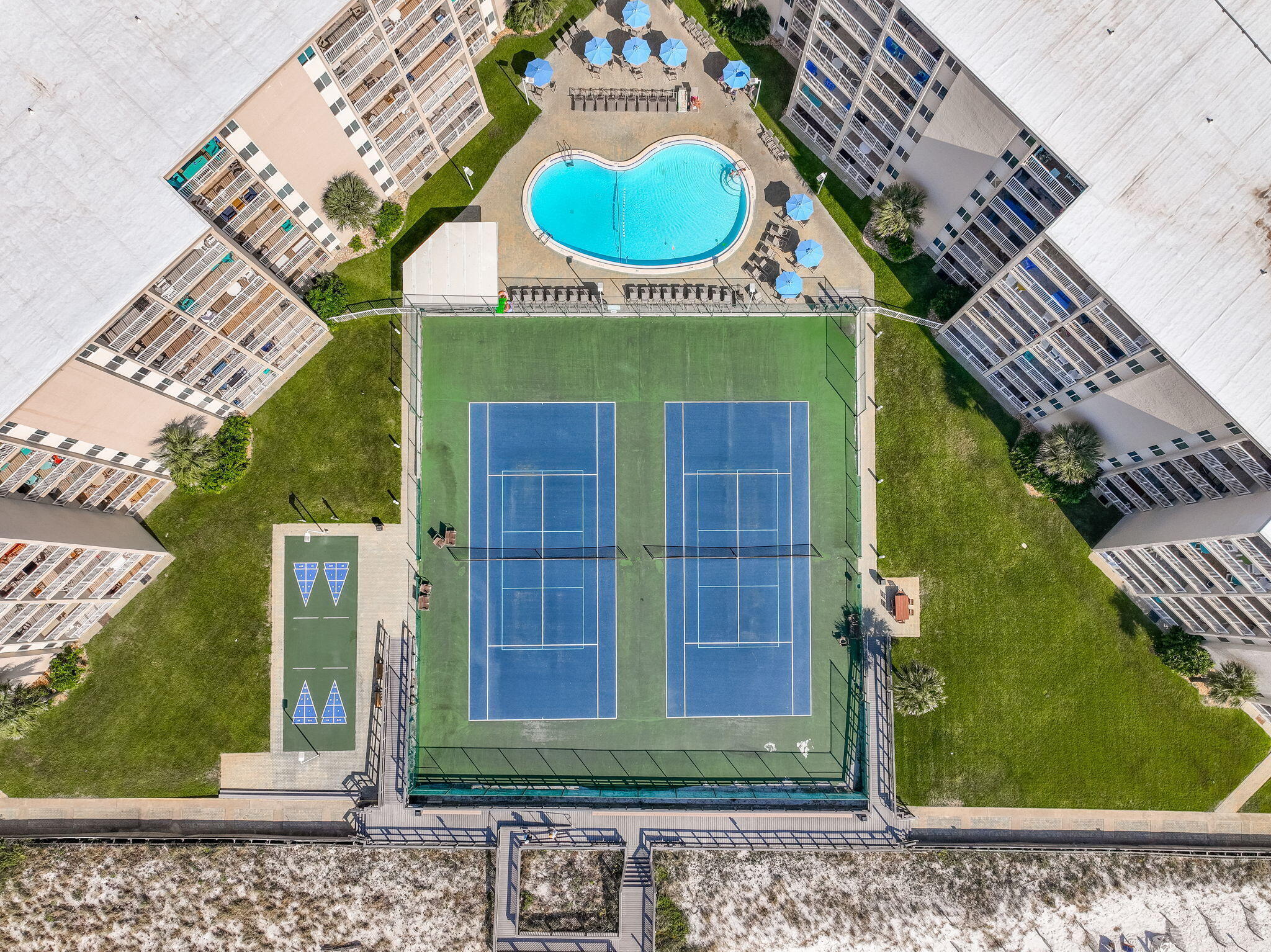 HOLIDAY SURF & RACQUET CLUB - Residential