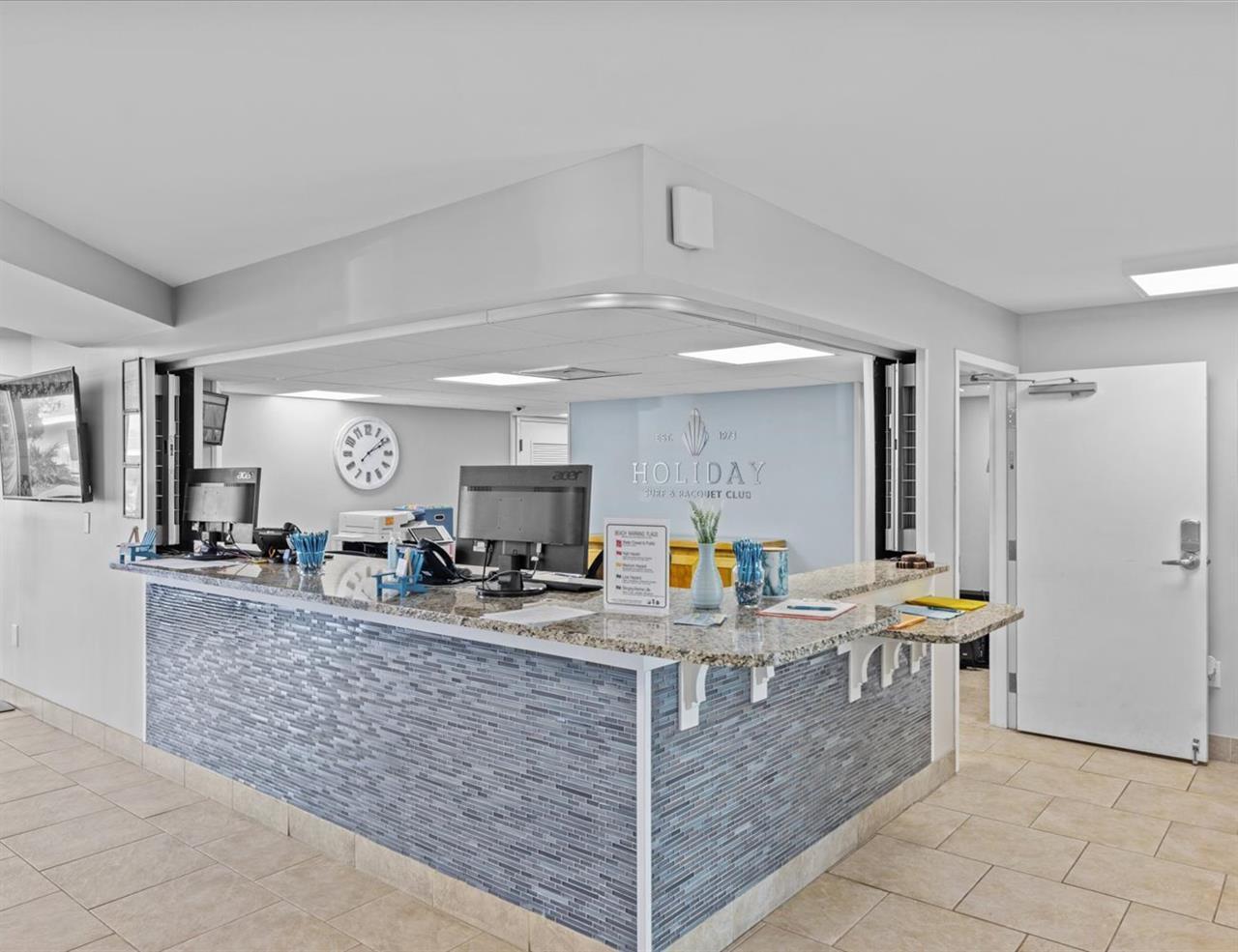 HOLIDAY SURF & RACQUET CLUB - Residential