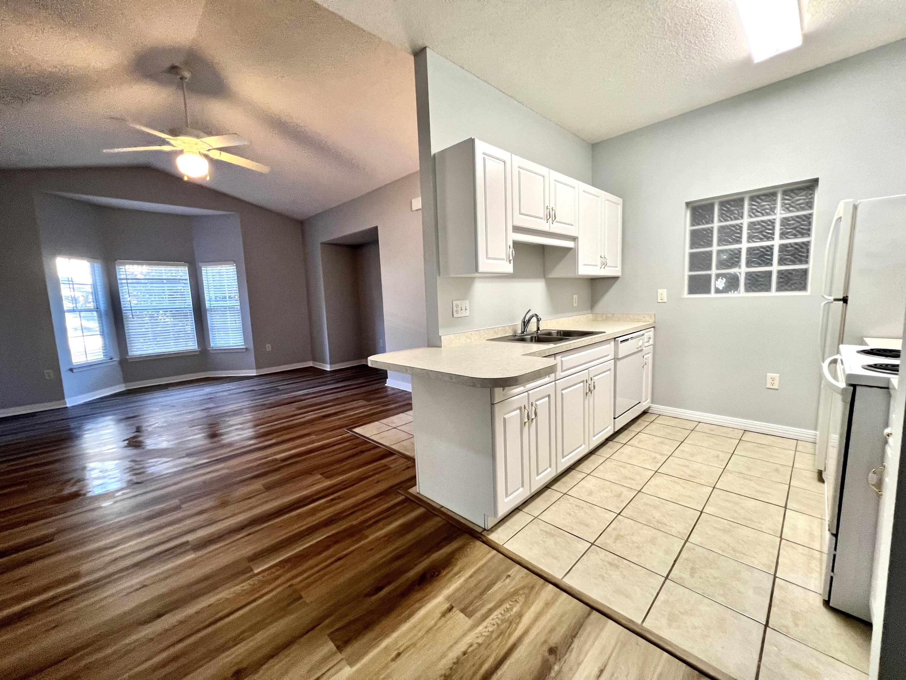 THE OAKS AT NICEVILLE PH I - Residential Lease