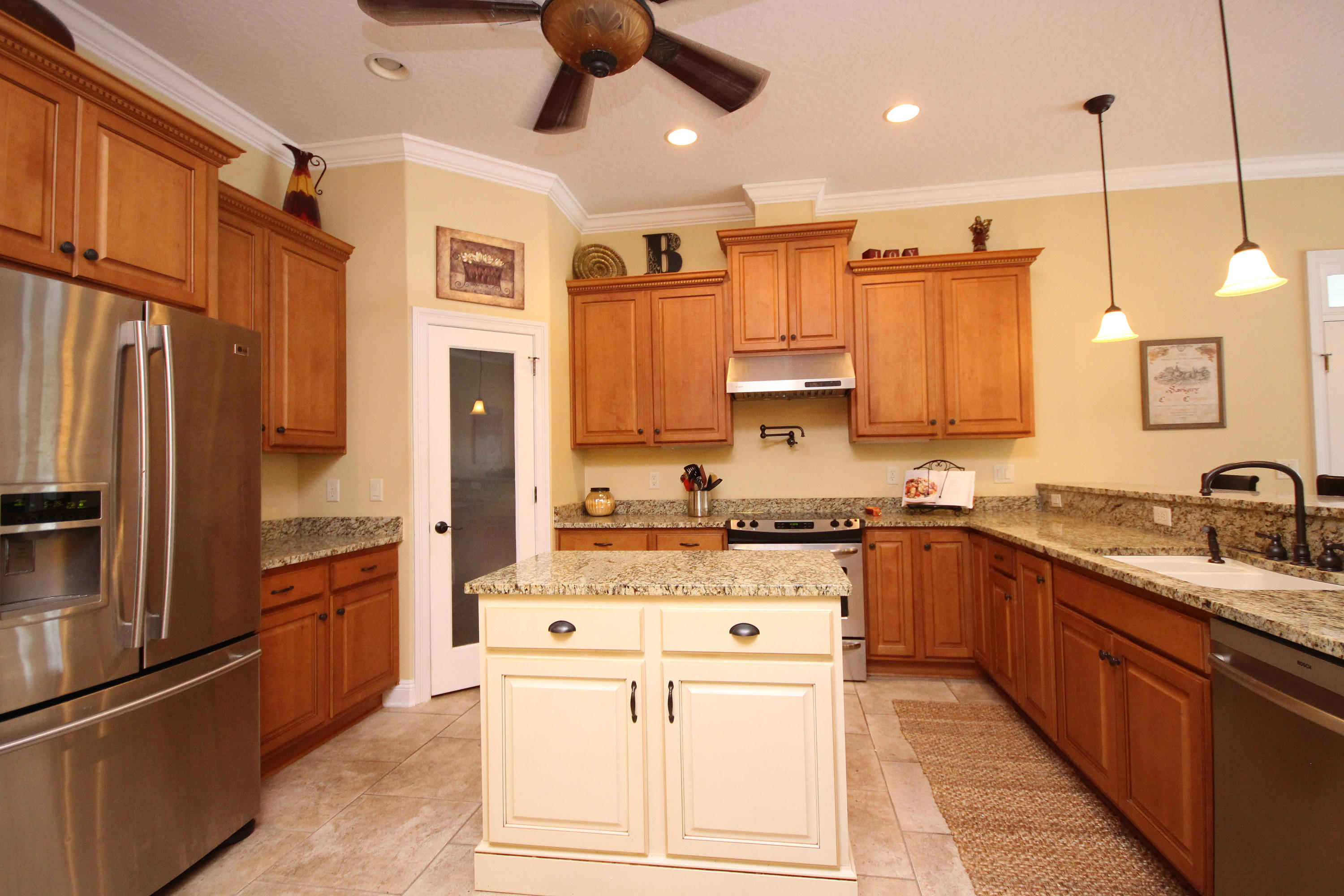 ROBLEDAL ESTATES - Residential