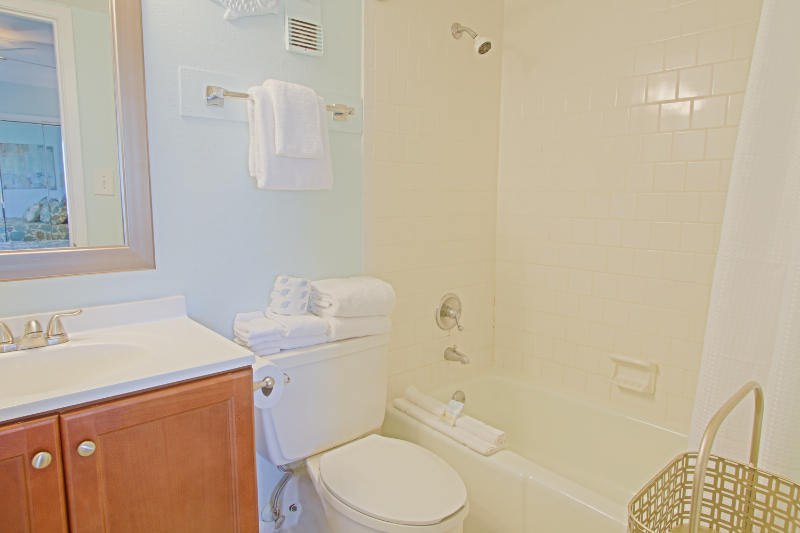 HOLIDAY SURF & RACQUET CLUB - Residential