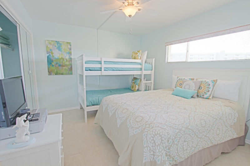 HOLIDAY SURF & RACQUET CLUB - Residential