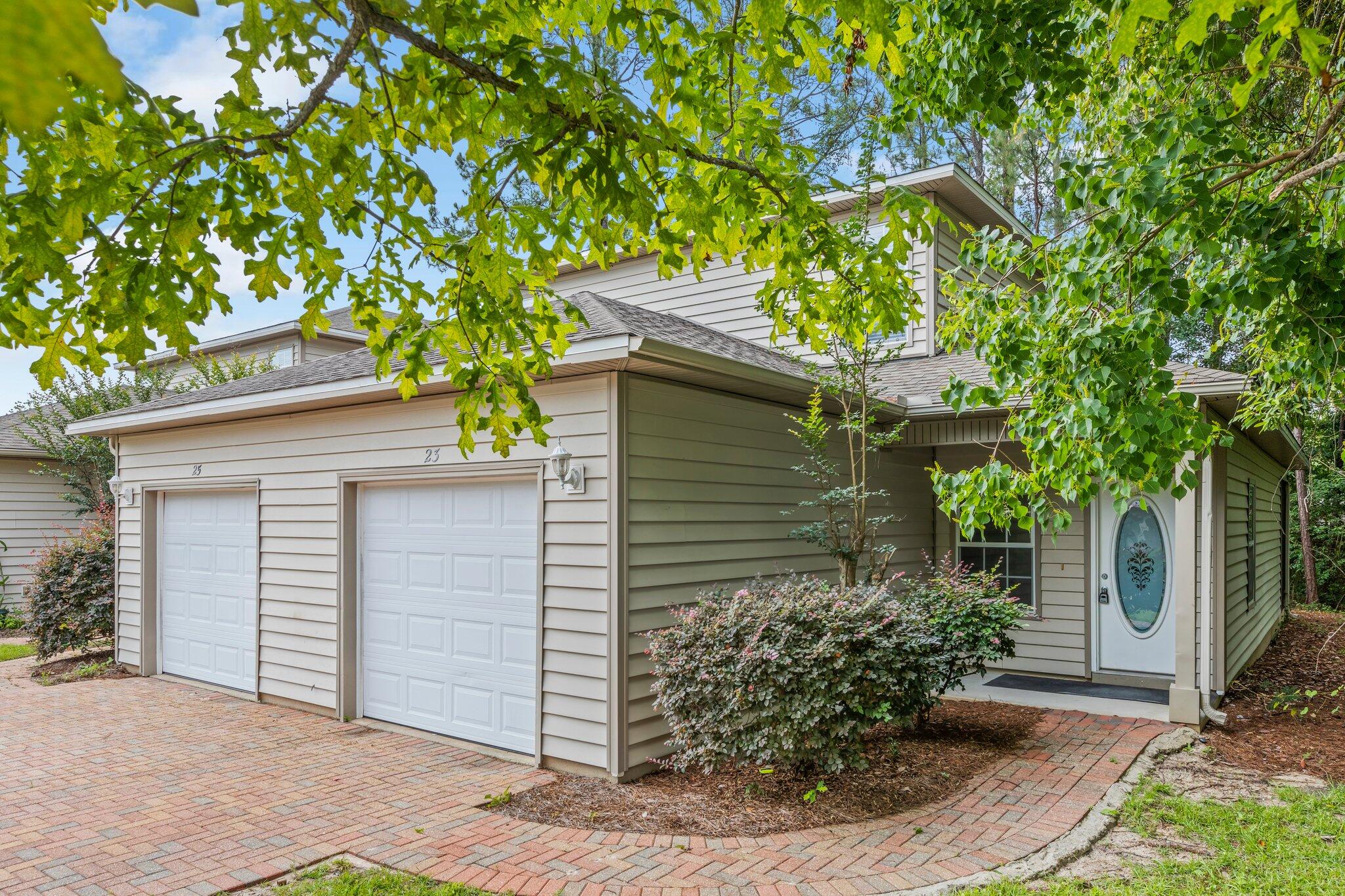 Welcome to this charming townhome in Valparaiso. This cozy 3-bedroom, 2-bathroom home features stainless steel appliances in the kitchen, perfect for whipping up delicious meals. Enjoy the Florida weather on the screened patio, ideal for relaxing or entertaining guests. With its convenient location near EOD, Eglin, and Hurlburt, this townhome is perfect for those looking for a comfortable and convenient living space. Don't miss out on the opportunity to make this your new home! Call us today to schedule a showing!