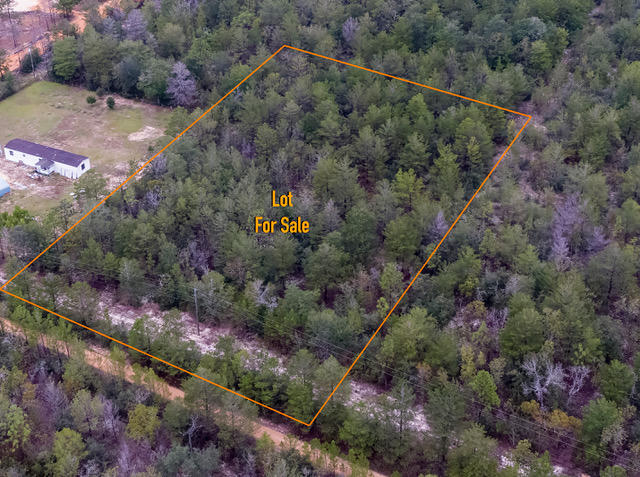 Nice Dry Lot located near shopping and schools. Feels like you are way out in the country but have easy access to I-90 and I-10. This property is settled less than an hour from the beautiful Choctawhatchee Bay, which boasts of endless fun activities for the whole family. On the other side of the bay, is a string of beautiful beaches all along the coast of the Gulf of Mexico. Pensacola is just over an hour drive away, close enough for an exciting weekend getaway! Shoal River Country Club and the Chautauqua Vineyard & Winery are just two examples of the great, local amenities. There is also a wide range of terrific local schools to choose from, one of which is less than four miles from the property.Don't miss out on the opportunity to live in this charming town in the great state of Florida